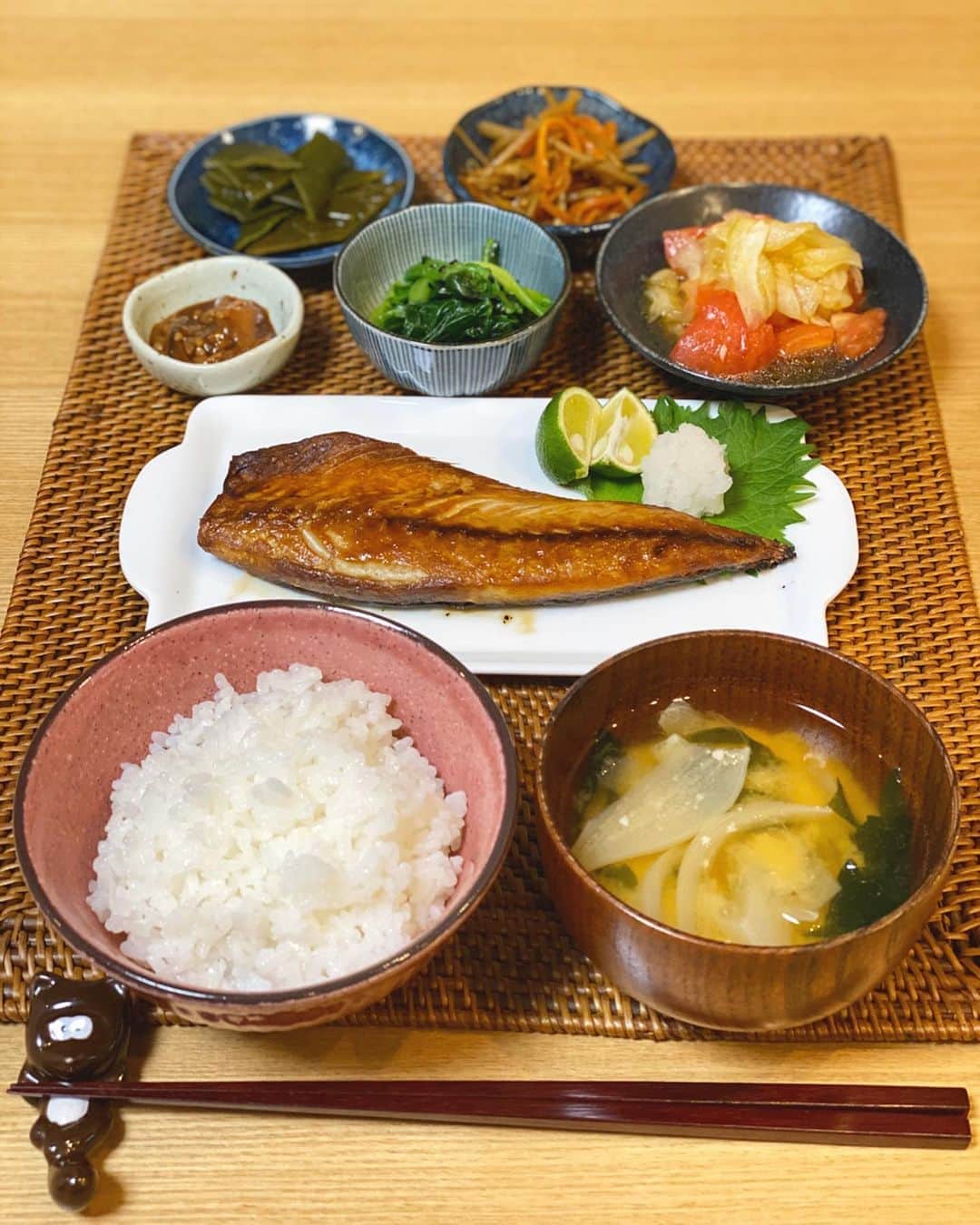 坂元美香さんのインスタグラム写真 - (坂元美香Instagram)「今日のおうちごはんは、 鯖の塩焼き定食。 . #鯖の塩干し  #晒し玉葱いっぱいのトマトサラダ #ほうれん草のナムル #きんぴらごぼう #茎わかめの炒め煮 #いか三升漬 #玉葱とワカメのお味噌汁 . 鯖を若干焦がしてしまい、反対の面を向いてます😛鯖が美味しくて美味しくて美味しすぎてお取り寄せリピ決定です。大好きなすだちと大根おろしだけで日本人で良かったと思ってしまう😚（大袈裟） . そして今日から新しいお箸を下ろしました。先が極細のお箸。お米一粒も綺麗につまめるし小骨の多いお魚とか和食に向いてる☺️ . . #坂元家の晩ご飯 #坂元定食  #おうちごはん #おふくろの味  #毎日のご飯は豪華でなくていいから全て手作りでありたい #手作りごはん #いつものんきなたぬきくんがいる #おしゃれじゃなくてもいいんです #徳造丸 #箸作屋 #坂元ごはん」5月8日 22時16分 - mika_saka