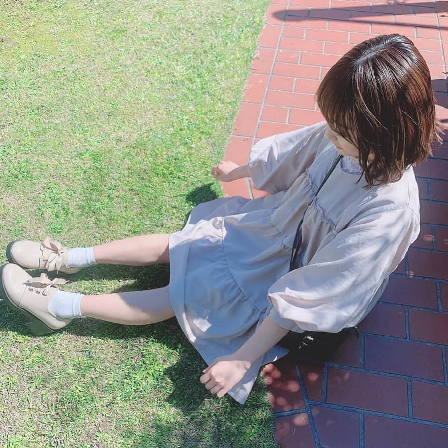 夏川愛実のインスタグラム：「お庭があってよかったと﻿ 思う日々、、、😌﻿ ﻿ 土日は雨らしい？？ね🥺﻿ ﻿ #ベージュコーデ#ワンピース#チュニック#niceclaup ﻿ #春コーデ#私服#コーデ#ボブ#ショートボブ#ボブアレンジ﻿ ﻿#ティアードワンピース#ティアードチュニック」
