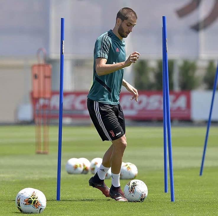 ロドリゴ・ベンタンクールさんのインスタグラム写真 - (ロドリゴ・ベンタンクールInstagram)「Back at training ⚽ @juventus 🧑‍🦲🌝」5月9日 3時40分 - rodrigo_bentancur