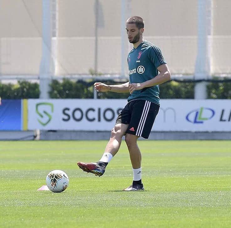 ロドリゴ・ベンタンクールのインスタグラム：「Back at training ⚽ @juventus 🧑‍🦲🌝」