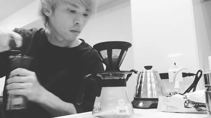 荒木大吾のインスタグラム：「初ドリップコーヒーやってみた #sawadahiroshi #coffee #hario  #匂いと味は最高級 #技術はゼロ  #途中飽きてる #けど無事淹れ終えました」
