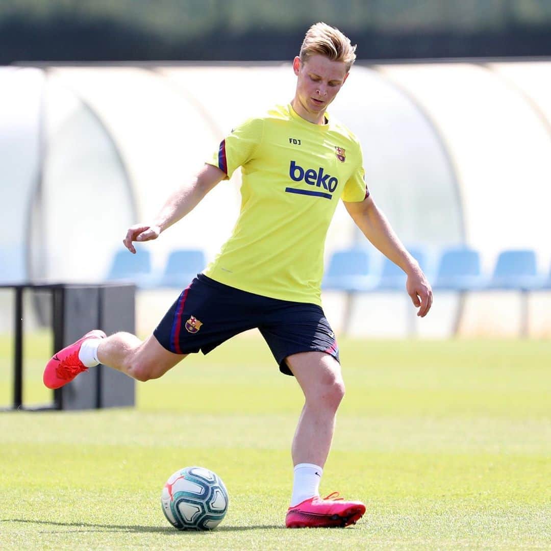 フレンキー・デ・ヨングのインスタグラム：「Good to be back @fcbarcelona 💙❤️」
