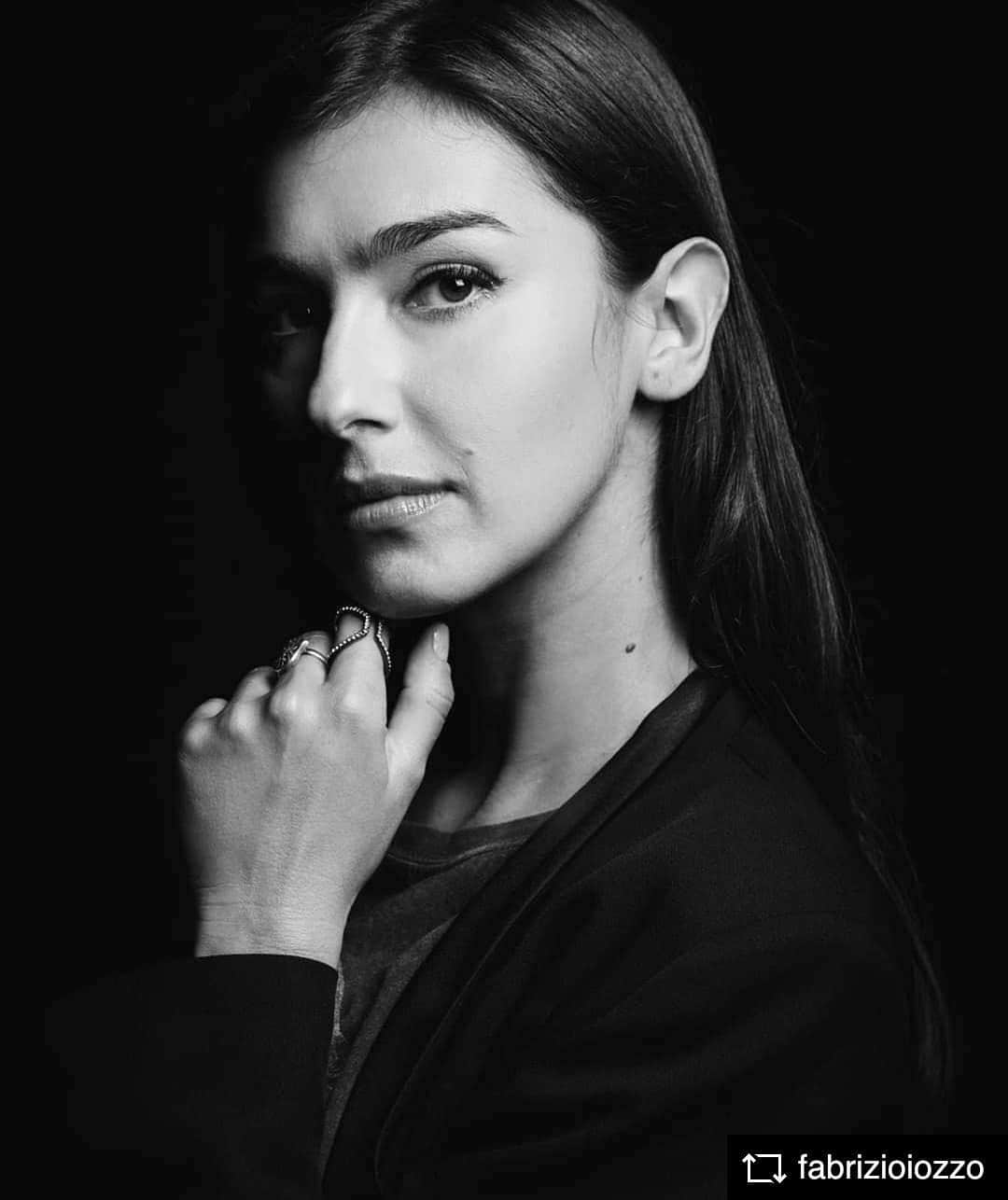 Stella Egittoのインスタグラム：「La mia fase 2 non poteva iniziare meglio che con il loro invito e la loro compagnia.  Vi aspettiamo questa sera ore 20.15 su @skyarte con gli amici di @lucesocialclub . Ci sarete ???? Special thanks to @dicarlorella 🌷 @volver.actor」