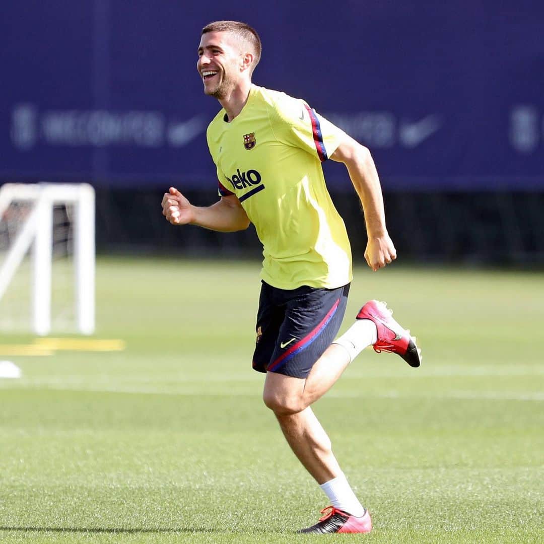 セルジ・ロベルトのインスタグラム：「Do what you love ⚽️😃」