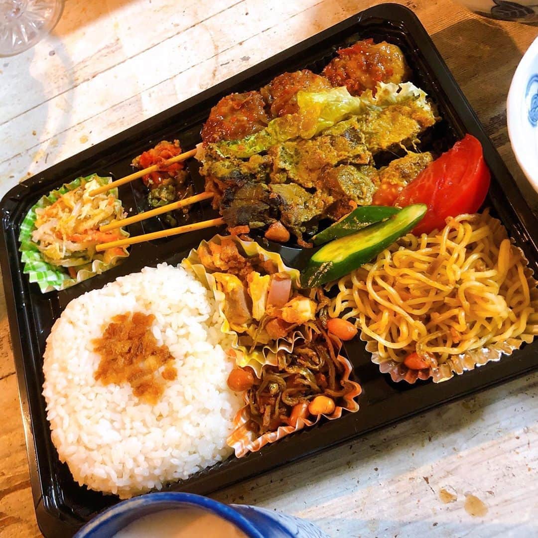 柳下毅一郎のインスタグラム：「takeaway from @monggomoro._pasti._enak」