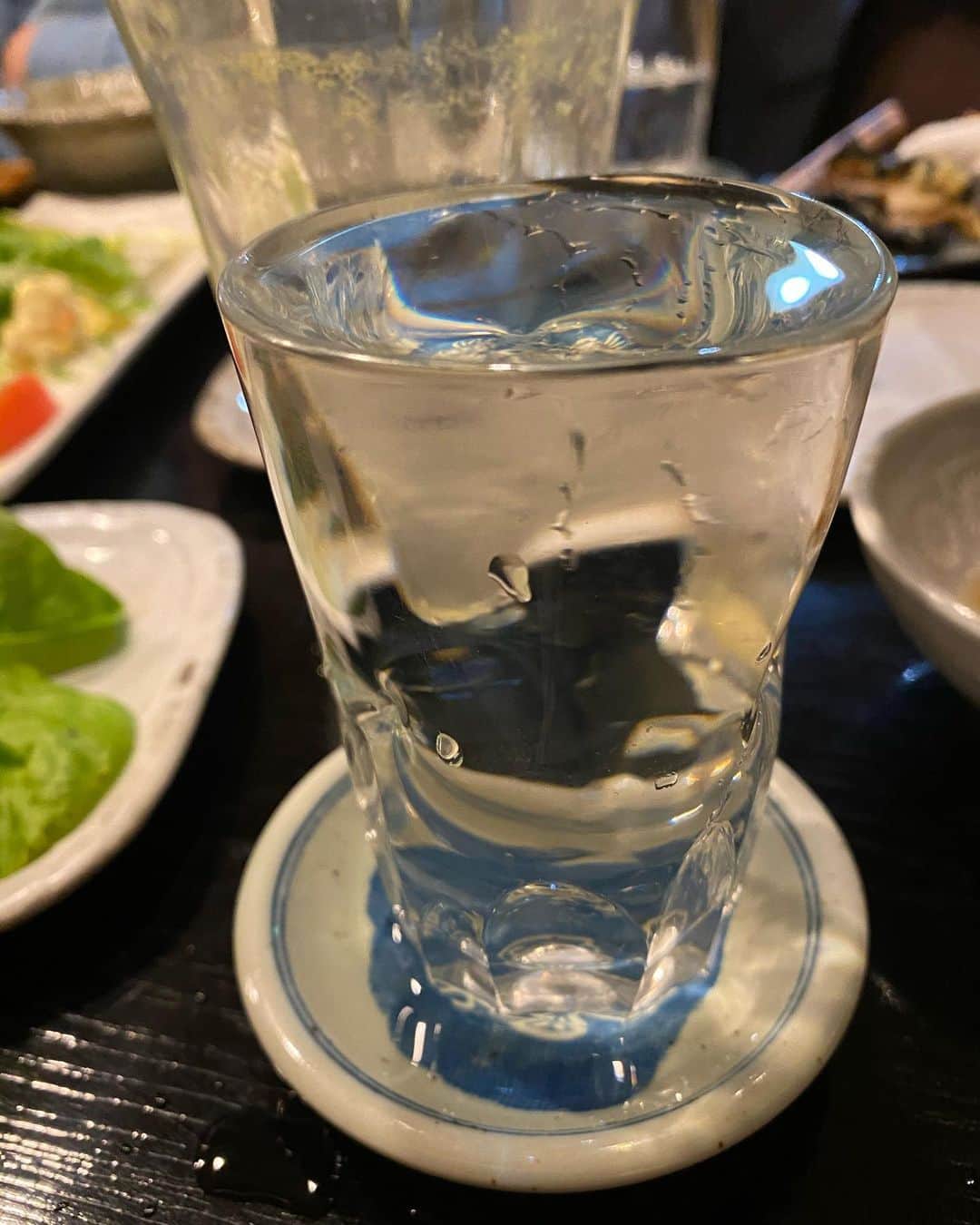 こまけいこのインスタグラム：「寝不足からの日本酒。  全く酔ってません。  強いな、わい。  日常には戻ったわけじゃありません。  それがわかりすぎる街。  どこも大変。  しんどいよね。  がんばろう。  #先輩方ありがとう　#助け合おう」