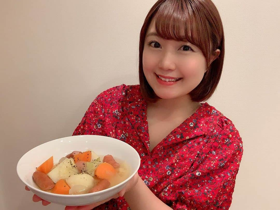 嶋梨夏さんのインスタグラム写真 - (嶋梨夏Instagram)「今日は「ゴロゴロ具材のポトフ」を作りました🥰《作り方★①じゃがいも・ニンジン・玉ねぎ・キャベツ・ソーセージを大きめにざっくり切ってお鍋に入れる②具材がかぶる量のお水を入れて、しょうがチューブ大さじ1・コンソメ顆粒大さじ2を入れてお野菜が柔らかくなるまで煮たら、お皿に盛り付けてバジルをパラパラかけて完成です👩🏻‍🍳✨》めちゃくちゃ簡単なのにお野菜たっぷり摂取出来るし、しょうがを入れると体も温まって温活もできて美味しくて最高です🥳✨✨✨ #おうち時間 #うちで過ごそう #stayhome #うちなに #おうちごはん #自炊 #ゴロゴロ野菜のポトフ #ポトフ #スープ #温活 #アラサー女子 #丸顔 #ショートボブ #ぷに子 #ぽっちゃり女子 #photooftheday #JAPAN #japanesegirl #avex #avexmanagement #instagood #followme #シマリカご飯 #ricashima #嶋梨夏」5月8日 22時31分 - shimarica_jp