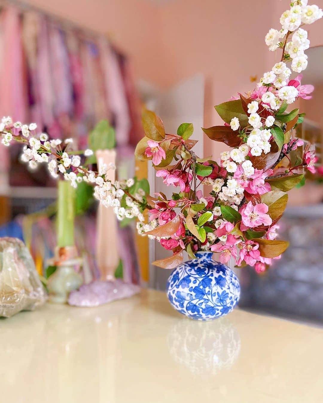 オードリー・キッチングのインスタグラム：「Blossom branches to fill my home.」