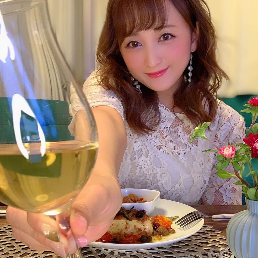 小松彩夏さんのインスタグラム写真 - (小松彩夏Instagram)「﻿ ﻿ ﻿ イタリアン食べにきました🍽って﻿ 言われても信じちゃうでしょ？？(笑)﻿ ﻿ 実はこれ六本木にあるワインショップソムリエ『六本木ワイン＆フードデパートメント( @roppongi_wfd )』のオンラインショップで販売している「世界のバル気分」 のワイン+マリアージュデリ+おつまみパスタのセットなんです😍🍷﻿ ﻿ おうち時間で3食、自炊をしていたら﻿ 自分の作るご飯にも飽きてきますよね🙄？﻿ ﻿ 今だからこそ、ネットでこういうお取り寄せをするの激しくオススメします‼️✨﻿ ﻿ お友達と時間を合わせて少しだけおめかしもして、オンライン飲み会をしました😆🍷﻿ ﻿ 画面越しだけど『カンパーイ🍻✨』って﻿ 出来るのは嬉しい☺️❤️﻿ ﻿ そして何よりこの白ワインと、神戸牛のコンビーフ&スモークカマンのコンフィとお、つまみパスタが超絶に美味しくて、一気におうち時間が幸せな時間になりました💕﻿ ﻿ 調理もレンジで加熱するだけでトロトロのカマンベールが出来ちゃうので手間いらず👍﻿ ﻿ この白ワインとの相性も抜群‼️✨﻿ ﻿ 飲食店の少しでも力になれるように、お取寄せやテイクアウトもうまく活用していきたいなぁ☺️﻿ ﻿ みなさんも是非、おうち時間に﻿ オンライン飲み会やってみてくださいね😊🍷﻿ ﻿ 久しぶりにお酒を飲んで﻿ ご機嫌になった小松でした🥰﻿ ﻿ #六本木ワインアンドフードデパートメント #ワインショップソムリエ #世界のバル気分﻿ #おうちワイン #オンライン飲み会 #家飲み﻿ #おうち時間 #StayHome  #StayAtHome #pr #ワイン #白ワイン #乾杯 #オンライン #女子会 #オンライン女子会 #おめかし #カマンベール #チーズ #幸せ #お取り寄せ #おとりよせ #通販」5月8日 22時37分 - official_ayaka_502