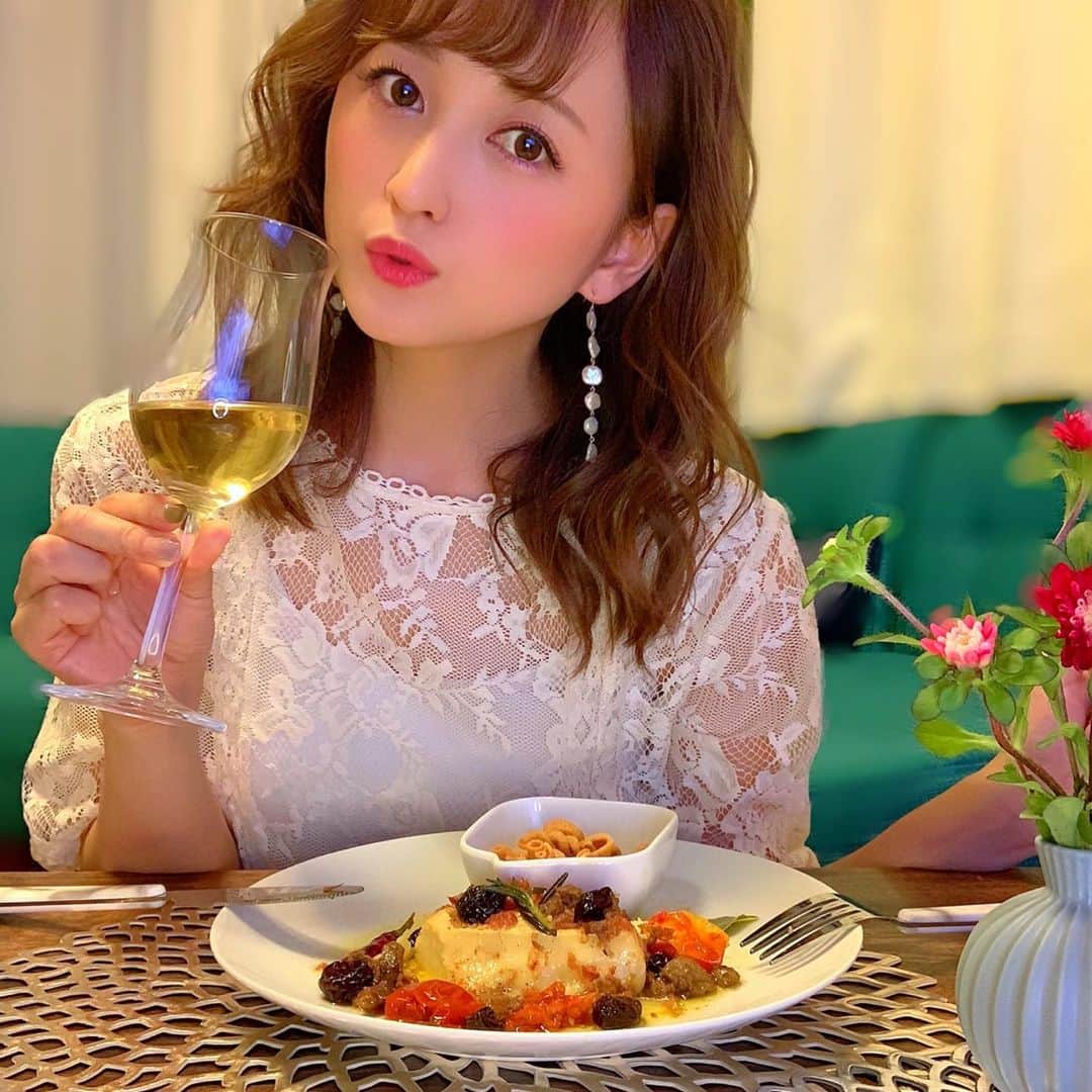 小松彩夏さんのインスタグラム写真 - (小松彩夏Instagram)「﻿ ﻿ ﻿ イタリアン食べにきました🍽って﻿ 言われても信じちゃうでしょ？？(笑)﻿ ﻿ 実はこれ六本木にあるワインショップソムリエ『六本木ワイン＆フードデパートメント( @roppongi_wfd )』のオンラインショップで販売している「世界のバル気分」 のワイン+マリアージュデリ+おつまみパスタのセットなんです😍🍷﻿ ﻿ おうち時間で3食、自炊をしていたら﻿ 自分の作るご飯にも飽きてきますよね🙄？﻿ ﻿ 今だからこそ、ネットでこういうお取り寄せをするの激しくオススメします‼️✨﻿ ﻿ お友達と時間を合わせて少しだけおめかしもして、オンライン飲み会をしました😆🍷﻿ ﻿ 画面越しだけど『カンパーイ🍻✨』って﻿ 出来るのは嬉しい☺️❤️﻿ ﻿ そして何よりこの白ワインと、神戸牛のコンビーフ&スモークカマンのコンフィとお、つまみパスタが超絶に美味しくて、一気におうち時間が幸せな時間になりました💕﻿ ﻿ 調理もレンジで加熱するだけでトロトロのカマンベールが出来ちゃうので手間いらず👍﻿ ﻿ この白ワインとの相性も抜群‼️✨﻿ ﻿ 飲食店の少しでも力になれるように、お取寄せやテイクアウトもうまく活用していきたいなぁ☺️﻿ ﻿ みなさんも是非、おうち時間に﻿ オンライン飲み会やってみてくださいね😊🍷﻿ ﻿ 久しぶりにお酒を飲んで﻿ ご機嫌になった小松でした🥰﻿ ﻿ #六本木ワインアンドフードデパートメント #ワインショップソムリエ #世界のバル気分﻿ #おうちワイン #オンライン飲み会 #家飲み﻿ #おうち時間 #StayHome  #StayAtHome #pr #ワイン #白ワイン #乾杯 #オンライン #女子会 #オンライン女子会 #おめかし #カマンベール #チーズ #幸せ #お取り寄せ #おとりよせ #通販」5月8日 22時37分 - official_ayaka_502