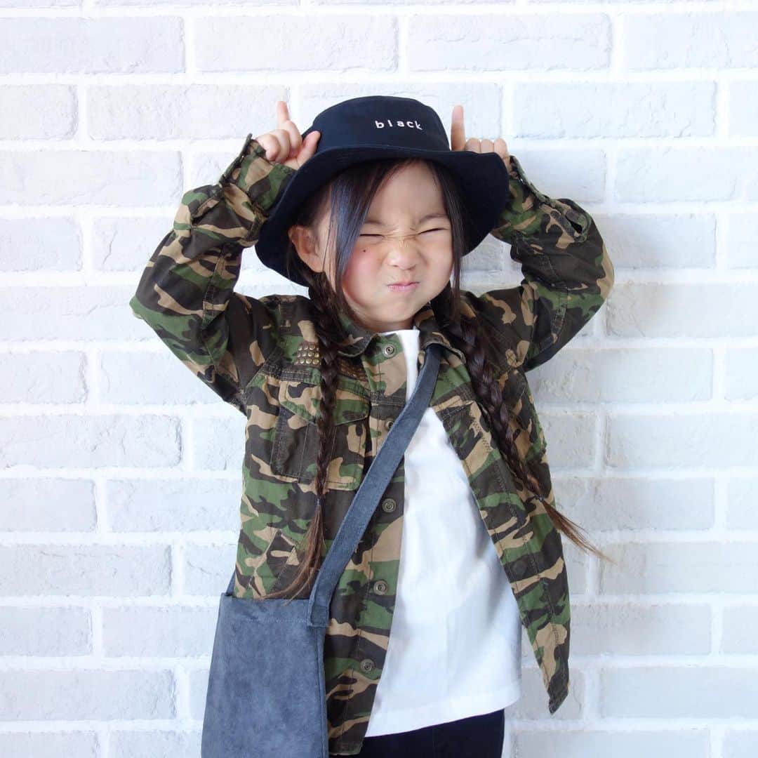Saraさんのインスタグラム写真 - (SaraInstagram)「. coordinate♡ . ミリタリージャケットで ボーイッシュに💚 . ブラックデニムの テーパードは動きやすさも◎🦖 . きょうの #おうち時間 は、 なわとびのれんしゅうと 白熱のトランプ♠︎♥︎♣︎♦︎ . #ootd #kids #kids_japan #kids_japan_ootd #kjp_ootd #kidsfahion #kidscode #kidsootd #kidswear #キッズコーデ #キッズファッション #インスタキッズ #バケハ #バケハ女子 #ミリタリージャケット #ニューバランス #newbalance #radchap #bmingbybeams #branshes #henderscheme」5月8日 22時38分 - sarasara718