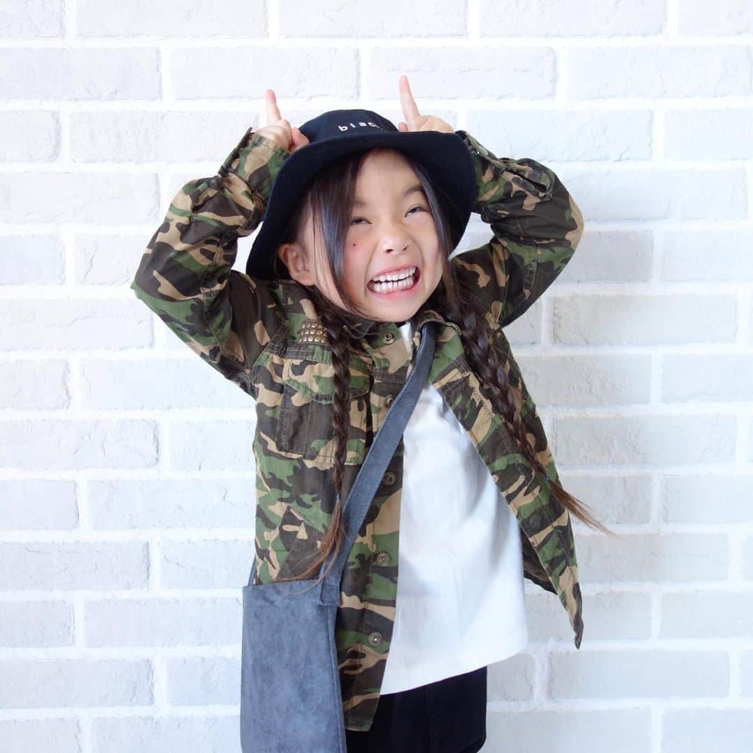 Saraさんのインスタグラム写真 - (SaraInstagram)「. coordinate♡ . ミリタリージャケットで ボーイッシュに💚 . ブラックデニムの テーパードは動きやすさも◎🦖 . きょうの #おうち時間 は、 なわとびのれんしゅうと 白熱のトランプ♠︎♥︎♣︎♦︎ . #ootd #kids #kids_japan #kids_japan_ootd #kjp_ootd #kidsfahion #kidscode #kidsootd #kidswear #キッズコーデ #キッズファッション #インスタキッズ #バケハ #バケハ女子 #ミリタリージャケット #ニューバランス #newbalance #radchap #bmingbybeams #branshes #henderscheme」5月8日 22時38分 - sarasara718