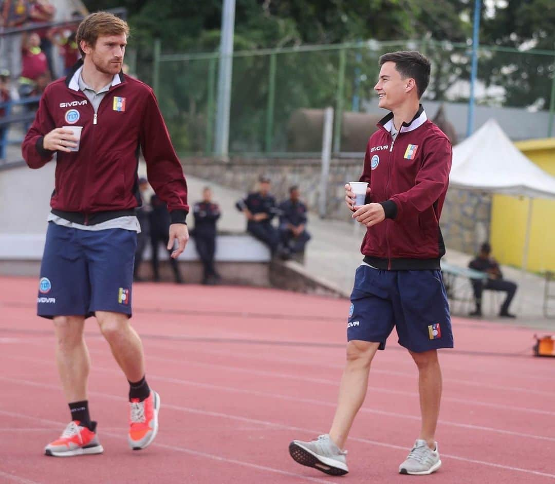 フアン・パブロ・アニョル・アコスタのインスタグラム：「⚽️💪🏻🇻🇪」