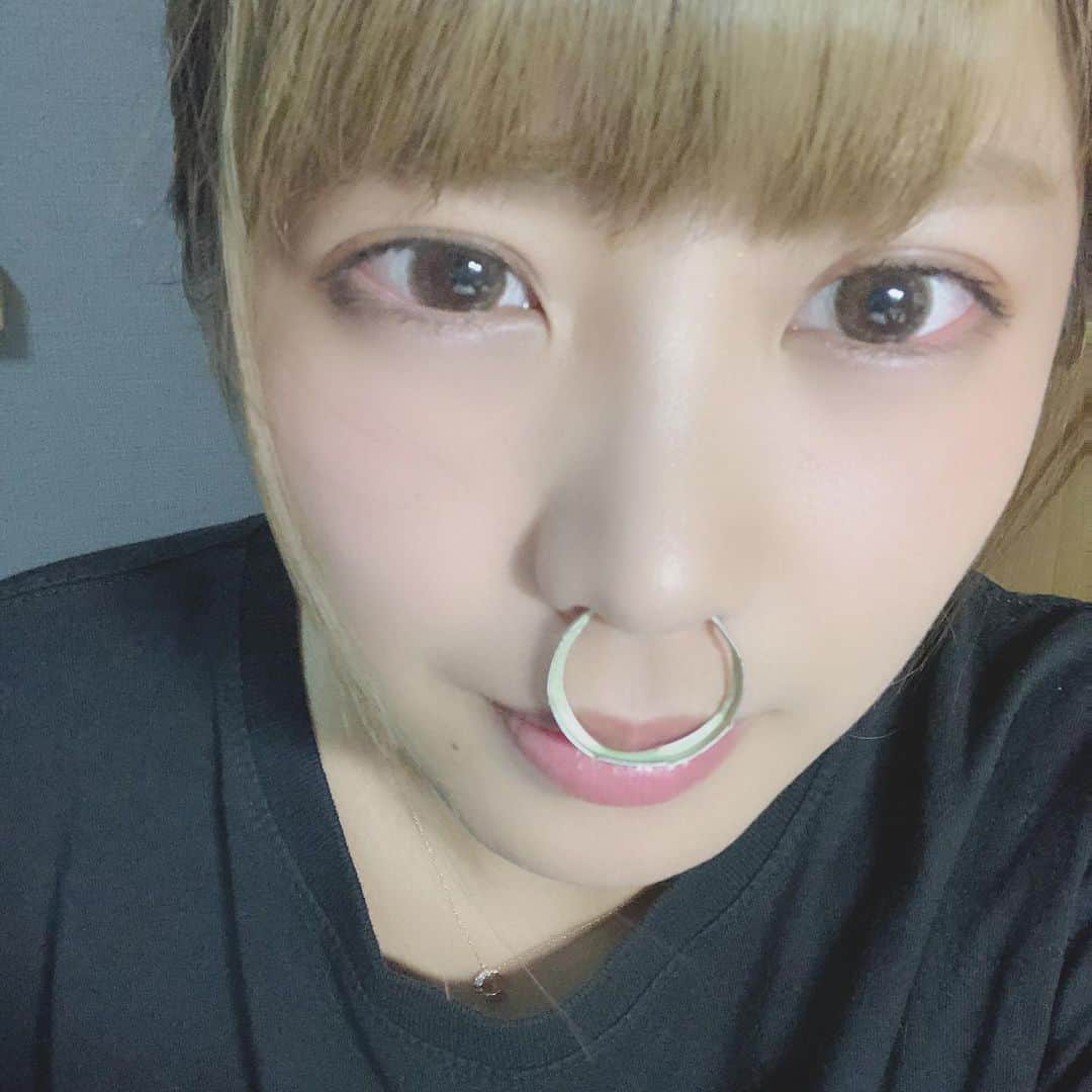 EON（梶野恵園）のインスタグラム：「﻿ ﻿ 今日インスタのプロフィールを﻿ 変えましたの気づいてくれました？﻿ ﻿ ﻿ ﻿ "30分メンヘラ"﻿ ﻿ ﻿ ﻿ 最近、人生の中で三本の指に入るくらい﻿ むちゃくちゃ嫌なことがあって﻿ ﻿ ほんまに病み病みになって﻿ ご飯も喉を通らんかったんやけど﻿ ﻿ 30分後には復活してたって話﻿ 友達にしたら﻿ ﻿ ﻿ "30分メンヘラやん"﻿ ﻿ ﻿ って﻿ ﻿ ﻿ ﻿ 確かに！と思ってプロフィールに書きました﻿ ﻿ ﻿ ﻿ 30分で復活するって良い言い方やけど﻿ ほんまはそれ以上自分が壊れるのが怖くて﻿ ﻿ できひんだけって言うのもあるよね﻿ ﻿ ﻿ ﻿ ﻿ ﻿ 悩んだり辛くなったら﻿ いつでも私に言ってきてください﻿ ﻿ ﻿ 話したら楽になるよ？﻿ ﻿ ﻿」