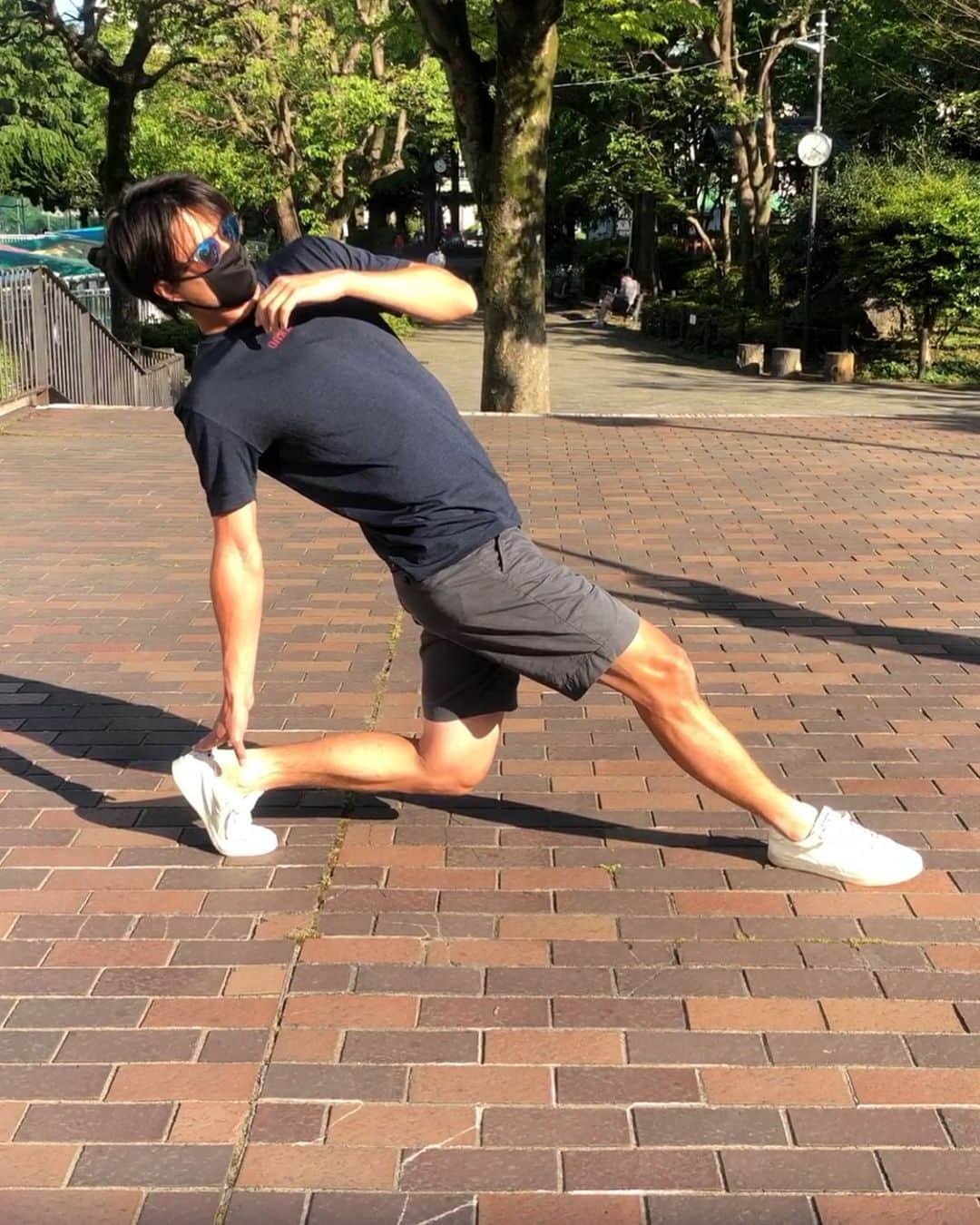 ダニエル太郎さんのインスタグラム写真 - (ダニエル太郎Instagram)「Mask on-Hip openers #vitamind #tennisathome🎾🏠」5月8日 22時43分 - tarodaniel