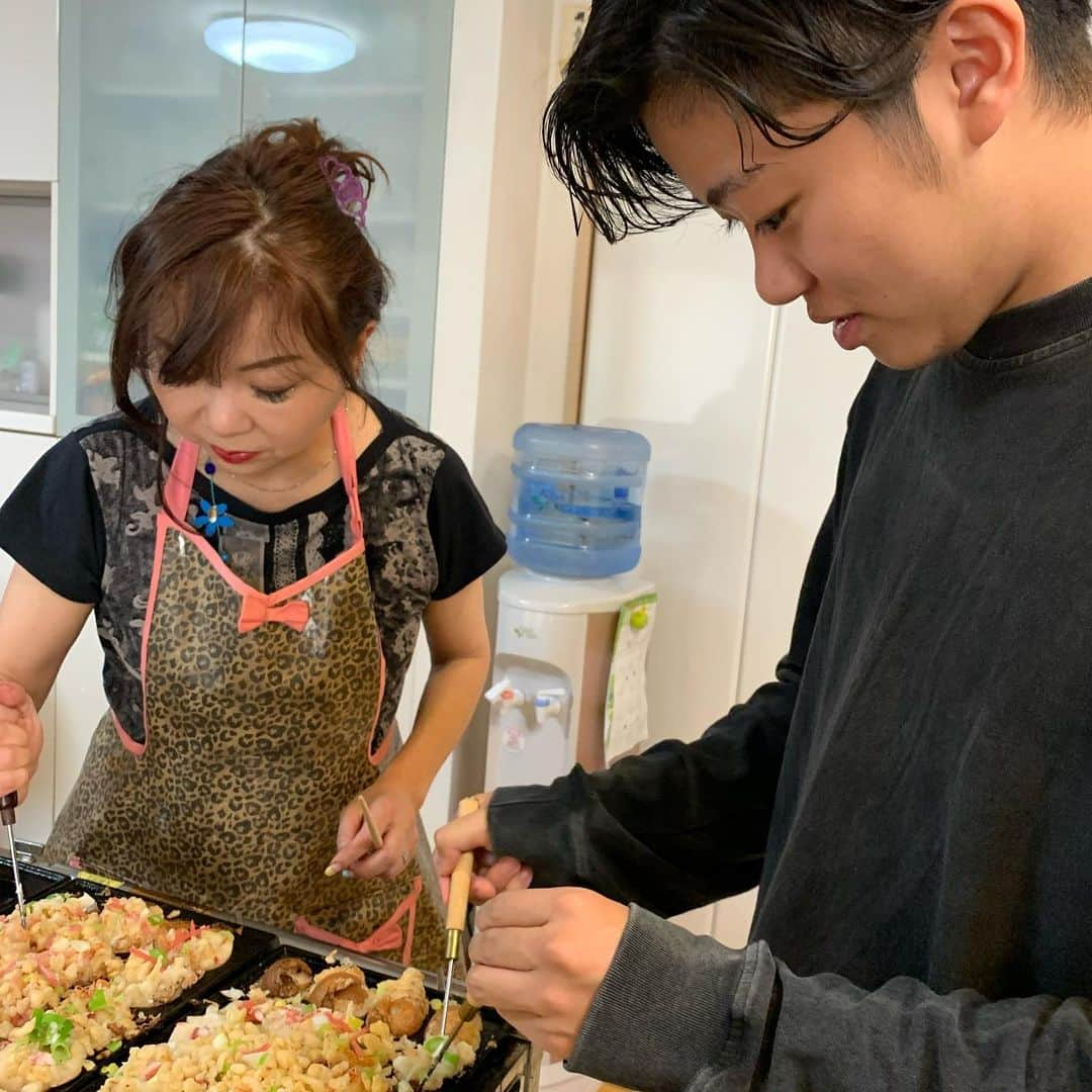 モモコさんのインスタグラム写真 - (モモコInstagram)「今日は、たこ焼き作りました❗️ 子供が小さい時は、しょっちゅうやってたのに、久々でしたー💦  久々すぎて1回目、黒こげ坊主になりました😅 でも、味は、最高でしたー👍🏼 子供たちのが、上手くなってた😳  詳しくは、4月から始めたアメブロ読んでね〜💕 ・  #ハイヒールモモコ #👠 #👠🍑 #CHANEL #シャネラー #グルメ  #stayhome #たこ焼きプレート」5月8日 22時47分 - highheel_momoko