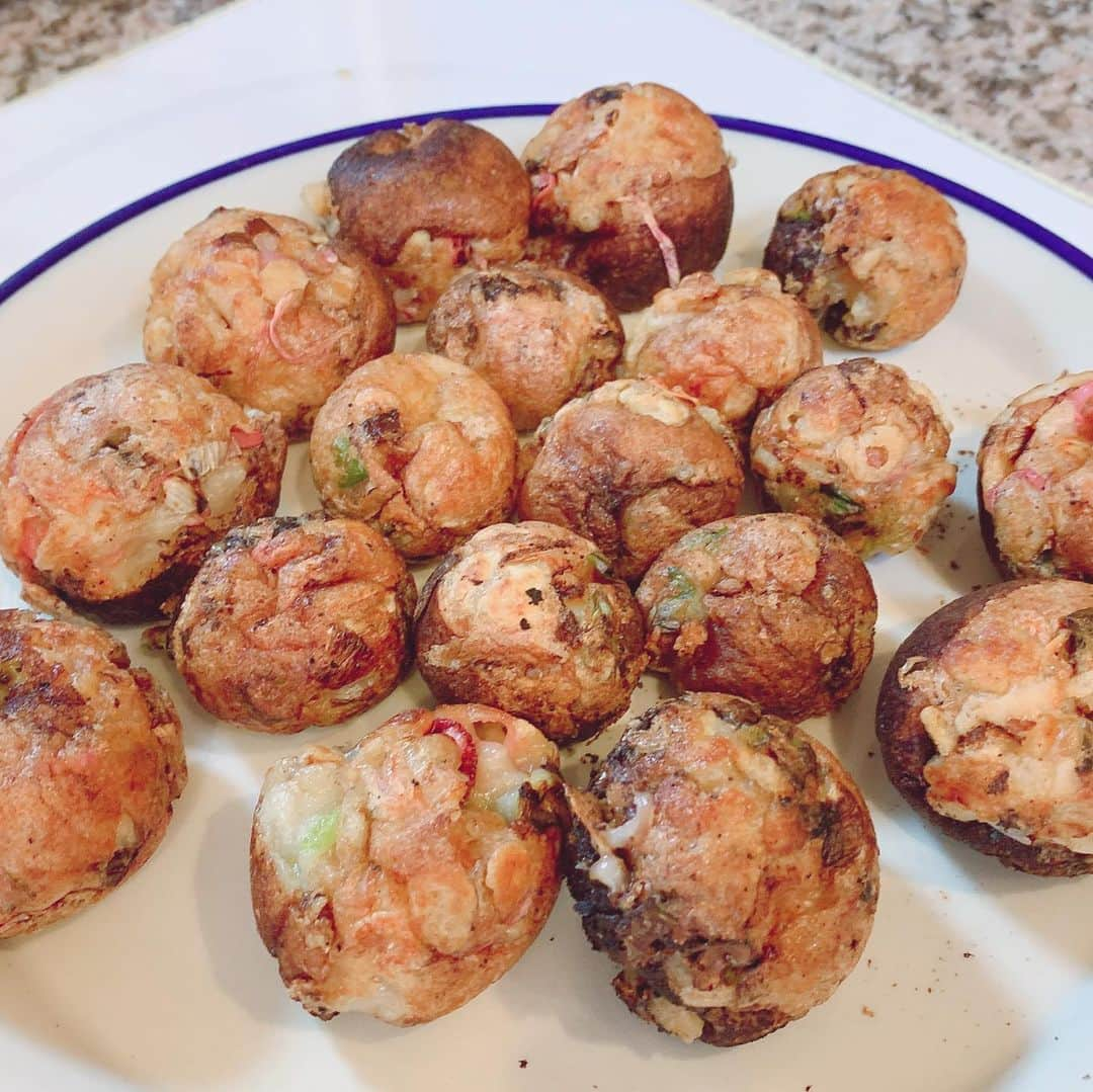 モモコさんのインスタグラム写真 - (モモコInstagram)「今日は、たこ焼き作りました❗️ 子供が小さい時は、しょっちゅうやってたのに、久々でしたー💦  久々すぎて1回目、黒こげ坊主になりました😅 でも、味は、最高でしたー👍🏼 子供たちのが、上手くなってた😳  詳しくは、4月から始めたアメブロ読んでね〜💕 ・  #ハイヒールモモコ #👠 #👠🍑 #CHANEL #シャネラー #グルメ  #stayhome #たこ焼きプレート」5月8日 22時47分 - highheel_momoko