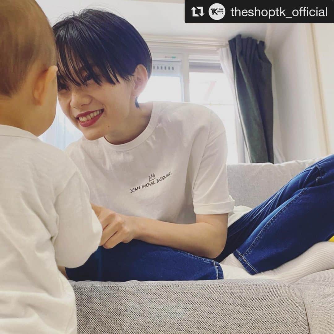 平山奈美のインスタグラム：「@theshoptk_official のTシャツとデニムを着てお家で撮影させて頂きました。おうち時間にプラスアルファを。わたしは息子とリンクコーデで✌︎ ありがとうございました🧑🏻👶🏻 . #Repost @theshoptk_official with @get_repost ・・・ それぞれの『STAY HOME』﻿ FASHION MODEL編﻿ ﻿ おうち時間は何着よう？﻿ 今回はファッションモデルさんがそれぞれのおうちで﻿ 過ごす素敵なリラックススタイルをご紹介します！﻿ ﻿ #stayhome #ステイホーム #お家時間 #おうち時間 #theshoptk #ザショップティーケー #ザショップtk #tstkplus #リンクコーデ #息子 #ママ #息子コーデ #ママコーデ #セルフィー #大人カジュアル #デニムコーデ」