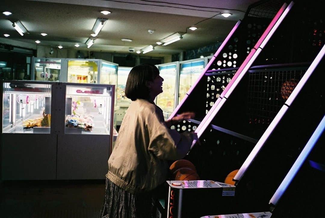 生越千晴のインスタグラム：「⛹️‍♂️﻿ ﻿ 写真が本当になくって、あさってあさってたら何枚かこのバスケゲームをしている写真が出てきた。。。﻿ ﻿ そう、ゲームセンターの中で一番好きなゲーム。バスケしたことないし、（したことなくはなかった…笑）ラケットみたいに武器のないスポーツは苦手だけどこれは好き。﻿ また元気にやりたい！﻿ ﻿ #stayhome﻿ #오락씰 #농구 #contaxt3」
