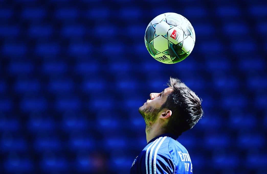 ハイロ・サンペリオのインスタグラム：「🔛 We start alone but we continue together! 💪🏻💙 How nice to come back, breathing football is to enjoy like a child when you return to the grass. . . When you enjoy every play with the ball, every moment.  COME ON, @hsv! ⚽️ #BeXtreme」