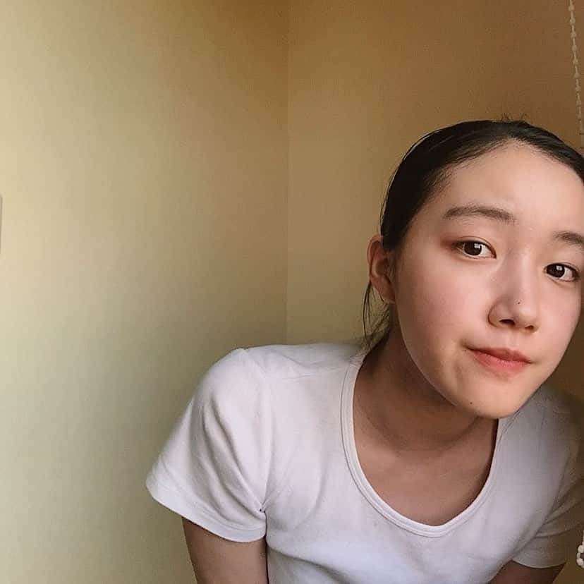 赤坂由梨のインスタグラム：「ぽわぽわした毛を残してるのはずぼらな証拠です #生存確認」