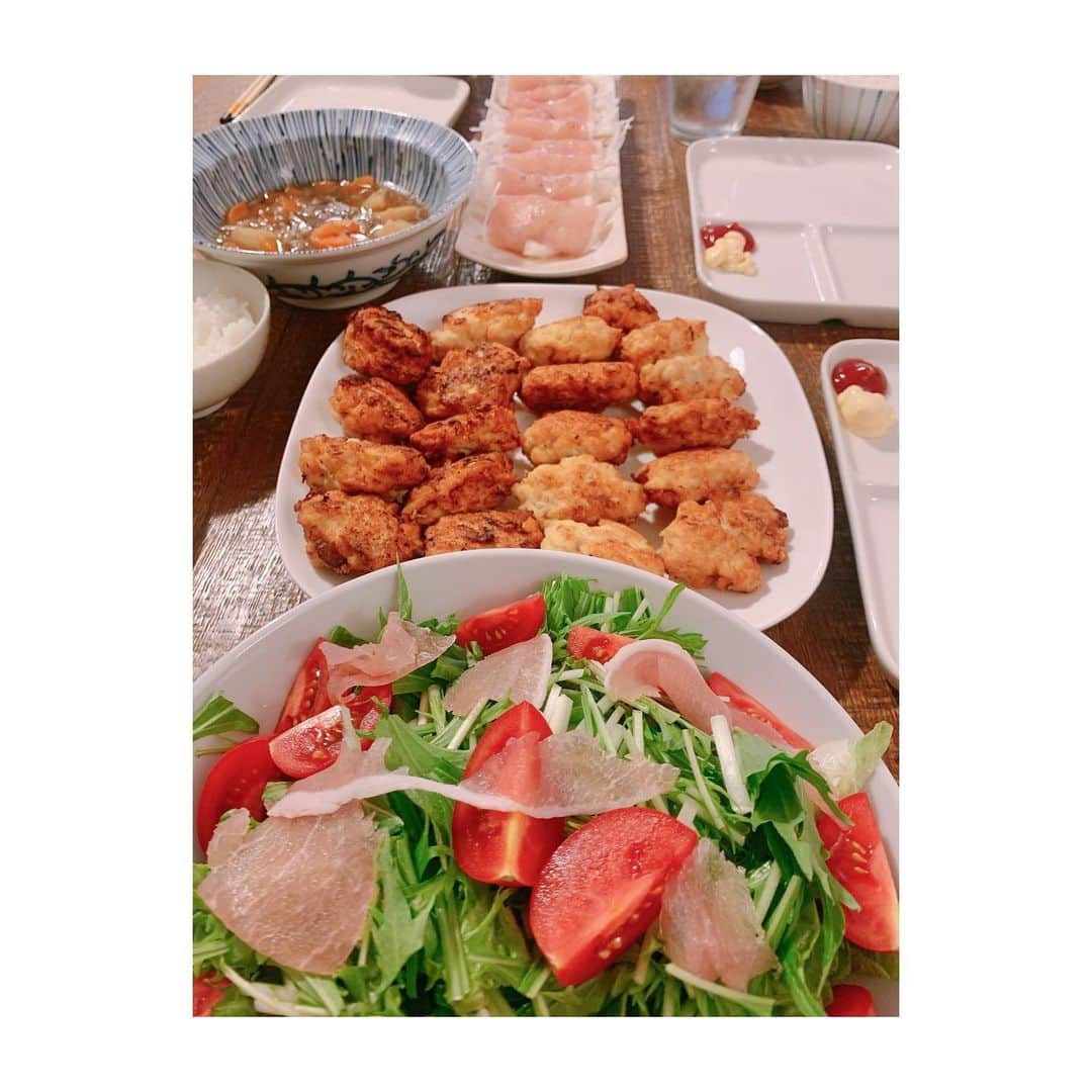 若林翔子のインスタグラム：「. . ひさびさにごはん！ 鶏むね使ってチキンナゲット😚 ふわふわでおいしーーー🥰  #夕飯　#チキンナゲット #かぼちゃスープ #フードプロセッサー大活躍」