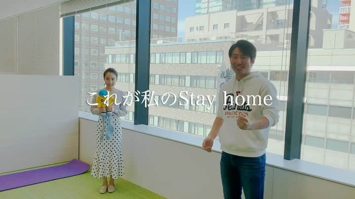福田太郎のインスタグラム：「おうちでギネス🏆 くつ下チャレンジ🔥 今日も今日とて、応援ありがとうございました😂 →オンエアはYouTubeにアップされてます✌️ ⠀ 世界の頂きを目指す挑戦はTo be continued... 仲間募ります！一緒に頑張りましょう🤝 ⠀ #これが私のstayhome #おうちギネス #GWRchallenge で世界に挑めます🧦 #福田太郎 改め #福田くつし太郎 #ルナ #イチモニ！#福永裕梨 #アナウンサー も挑戦！ 初めてにして30秒台…センスあり🐕？ #おうち時間 #ギネス世界記録 #インド人 9秒台（？） #iMovie」
