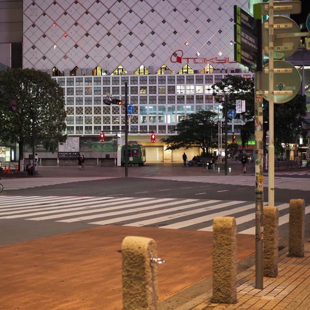 今井安紀さんのインスタグラム写真 - (今井安紀Instagram)「It’s a really quiet night.... Taken this pic past 9pm yesterday in Shibuya.  午後9時過ぎの渋谷。昨日撮影。 たまたま通ったので。 #shibuya #lockdown #japan #shibuyacrossing #109 #shibuya109 #shibuyacenterstreet #olympuspen #25mmf18 #渋谷 #渋谷の夜 #マルキュー #スクランブル交差点 #センター街 #自粛ムード #自粛 #オリンパスpen」5月8日 23時13分 - i_am_akinyan0826
