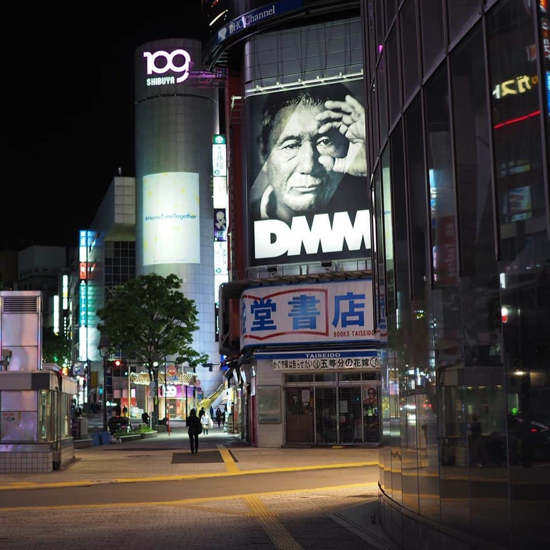 今井安紀さんのインスタグラム写真 - (今井安紀Instagram)「It’s a really quiet night.... Taken this pic past 9pm yesterday in Shibuya.  午後9時過ぎの渋谷。昨日撮影。 たまたま通ったので。 #shibuya #lockdown #japan #shibuyacrossing #109 #shibuya109 #shibuyacenterstreet #olympuspen #25mmf18 #渋谷 #渋谷の夜 #マルキュー #スクランブル交差点 #センター街 #自粛ムード #自粛 #オリンパスpen」5月8日 23時13分 - i_am_akinyan0826