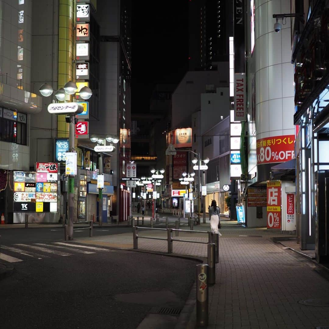 今井安紀さんのインスタグラム写真 - (今井安紀Instagram)「It’s a really quiet night.... Taken this pic past 9pm yesterday in Shibuya.  午後9時過ぎの渋谷。昨日撮影。 たまたま通ったので。 #shibuya #lockdown #japan #shibuyacrossing #109 #shibuya109 #shibuyacenterstreet #olympuspen #25mmf18 #渋谷 #渋谷の夜 #マルキュー #スクランブル交差点 #センター街 #自粛ムード #自粛 #オリンパスpen」5月8日 23時13分 - i_am_akinyan0826