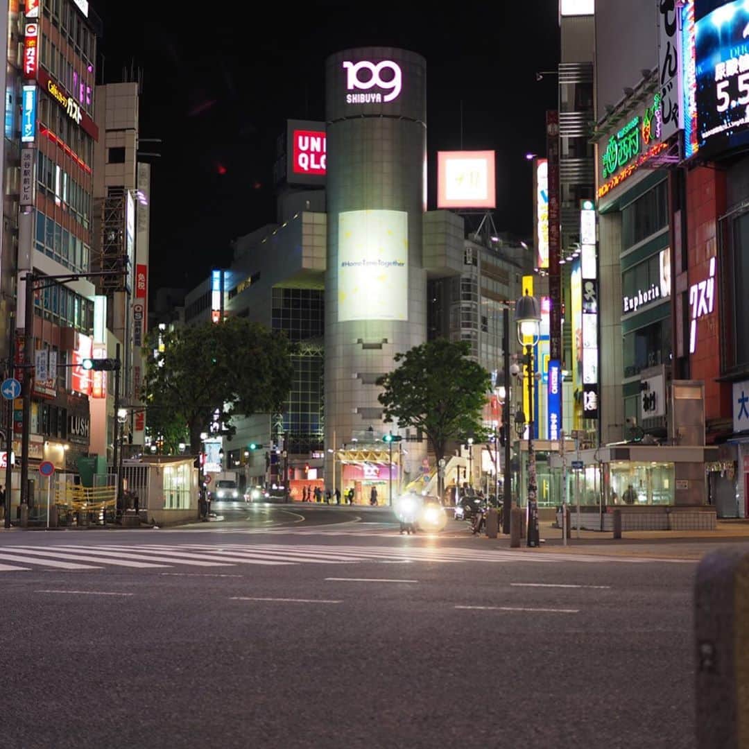 今井安紀のインスタグラム：「It’s a really quiet night.... Taken this pic past 9pm yesterday in Shibuya.  午後9時過ぎの渋谷。昨日撮影。 たまたま通ったので。 #shibuya #lockdown #japan #shibuyacrossing #109 #shibuya109 #shibuyacenterstreet #olympuspen #25mmf18 #渋谷 #渋谷の夜 #マルキュー #スクランブル交差点 #センター街 #自粛ムード #自粛 #オリンパスpen」