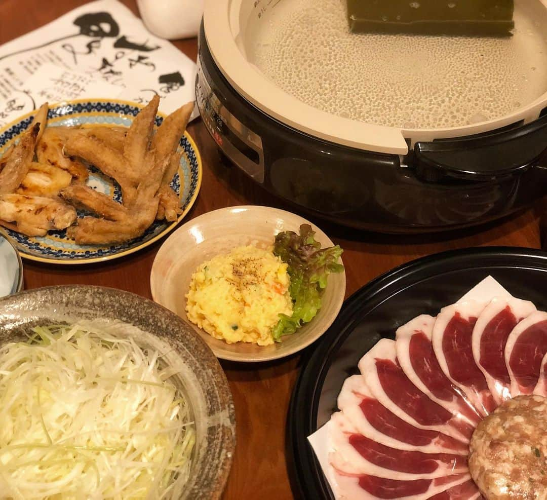 神咲詩織さんのインスタグラム写真 - (神咲詩織Instagram)「・ ・本日の晩ご飯🍽✨ ・ ・本日は用事で出ていたついでにテイクアウトDay🕺 ・ ・夜は大好きな"とりなご恵比寿店様"の鴨すきを、、、🦆✨ ・お出汁と白髪ネギと鴨が最高なんだなあ、、、 ・ ・手羽先焼と手羽先揚とポテサラも、、、✨ ・ ・大満足でした👼 ・ ・残った鴨エキスが染み出たお出汁は後日リメイクします✨ ・ ・たまには気分転換にテイクアウトもよきですね🕺 ・  #とりなご #恵比寿 #鴨すき」5月8日 23時19分 - nexter_nippon