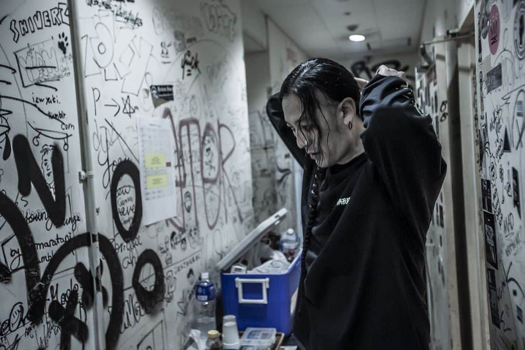 KAI_SHiNEのインスタグラム：「皆様、お疲れ様です。  宣言から早1ヶ月。 医療従事及び研究各所、スーパー、ドラックストア、ゴミ収集や各交通機関、インフラ、ライフラインを支えてくれている皆さん、地元湘南・鎌倉の観光都市としての覚悟、そして日々の自粛不安に立ち向かっているあなた。  皆さんの闘いのお陰で、空気は澄み、河や山は姿を現し、世界は良い方向に向かっているとも思えます。ただ感謝。  そんな中、自分は、と言えば、仲間達とひたすら未来へ動き続けており、人前に立つ人間として"STAY HOME"と堂々と発信できる日常では無い事は未熟さばかりを痛感する毎日ですが、闘い方もそれぞれ。 また今日から変わっていく世の中で、きっと皆で良い未来を共有できると信じています。  今はただ、、、 ライブステージはもちろん、楽屋の空気が恋しいなー。  ライブハウスやクラブ、エンタメやスポーツ、どの世界も大変な状況だけど、皆それぞれ楽しい明日を考えてるから‼︎ こんな時こそ自分を信じて、 また会おうね。  pix by @hayachinphoto」