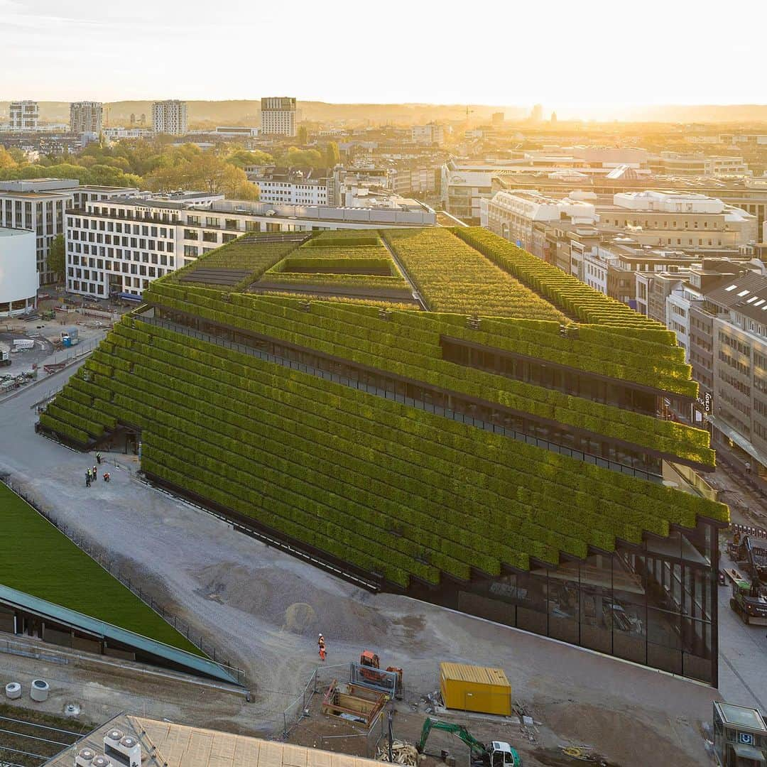 HYPEBEASTさんのインスタグラム写真 - (HYPEBEASTInstagram)「#hypelife: German firm @ingenhovenarchitects has completed a massive office complex that’s deemed to be “Europe’s largest green facade.” Called Kö-Bogen II, the structure spans 41,400 square meters and has the appearance of a sprawling green hill in Gründgens Square, and includes irrigation and drainage systems developed in association with the Beuth University of Applied Sciences in Berlin. According to Ingerhoven, the façade will offer similar benefits to the city as 80 deciduous trees. Find out more by hitting the link in our bio.⁠⠀ Photo: HGEsch/Ingenhoven Architects」5月8日 23時27分 - hypebeast