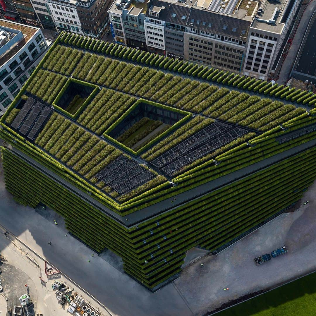 HYPEBEASTさんのインスタグラム写真 - (HYPEBEASTInstagram)「#hypelife: German firm @ingenhovenarchitects has completed a massive office complex that’s deemed to be “Europe’s largest green facade.” Called Kö-Bogen II, the structure spans 41,400 square meters and has the appearance of a sprawling green hill in Gründgens Square, and includes irrigation and drainage systems developed in association with the Beuth University of Applied Sciences in Berlin. According to Ingerhoven, the façade will offer similar benefits to the city as 80 deciduous trees. Find out more by hitting the link in our bio.⁠⠀ Photo: HGEsch/Ingenhoven Architects」5月8日 23時27分 - hypebeast