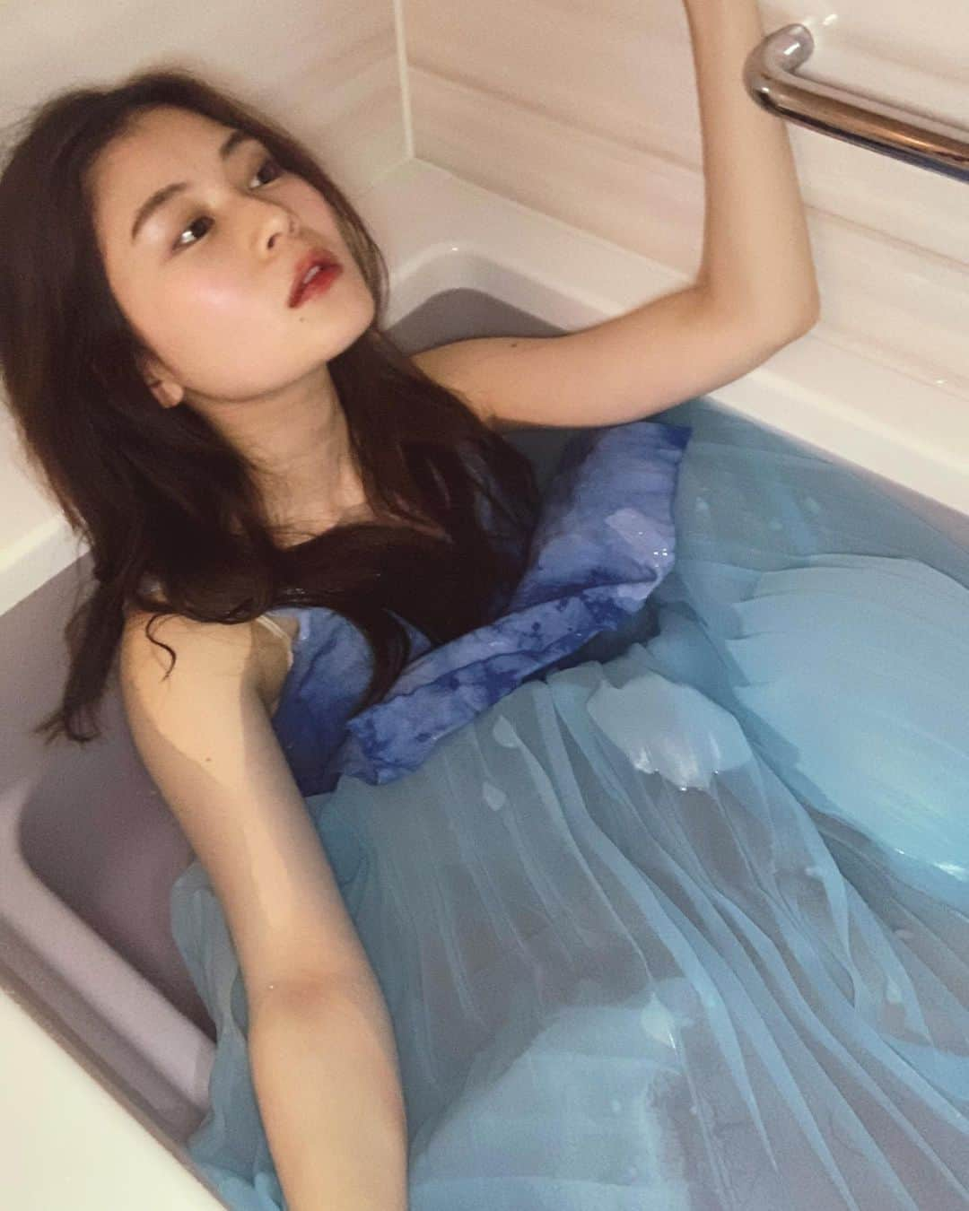 潮みかさんのインスタグラム写真 - (潮みかInstagram)「﻿ ﻿ 昨日の"服のままお風呂"が好評だったので﻿ また載せちゃお笑🛁🛁🛁﻿ ﻿ これTシャツバージョンとかデニムバージョンとか﻿ 色々やっても楽しそう👘👖👚🦺👗🥼﻿ ﻿ でもやっぱ動きがある服で撮るのが綺麗だね🤍﻿ ﻿ #服のままお風呂 #お風呂 #ひとり遊び #セルフィー #自撮り #こんな薄い服でもめっちゃ重くなる」5月8日 23時28分 - ushiomika