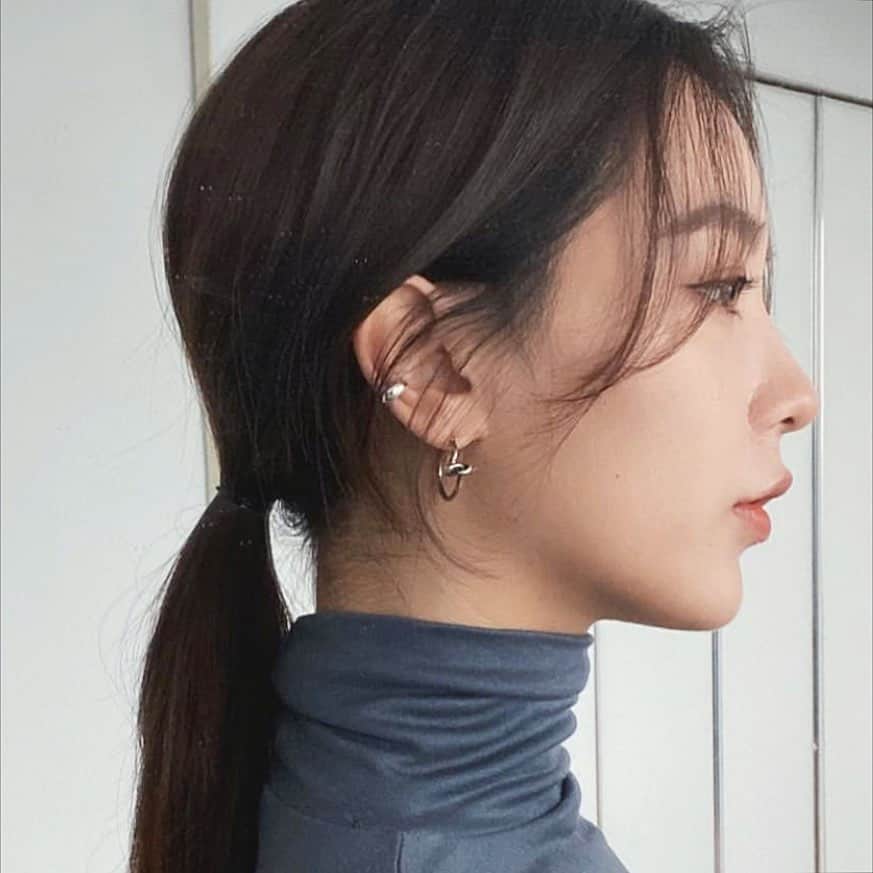 原涼香のインスタグラム：「トレンドな顔まわり ✔︎ あるとないとじゃ大違い です 🥺」