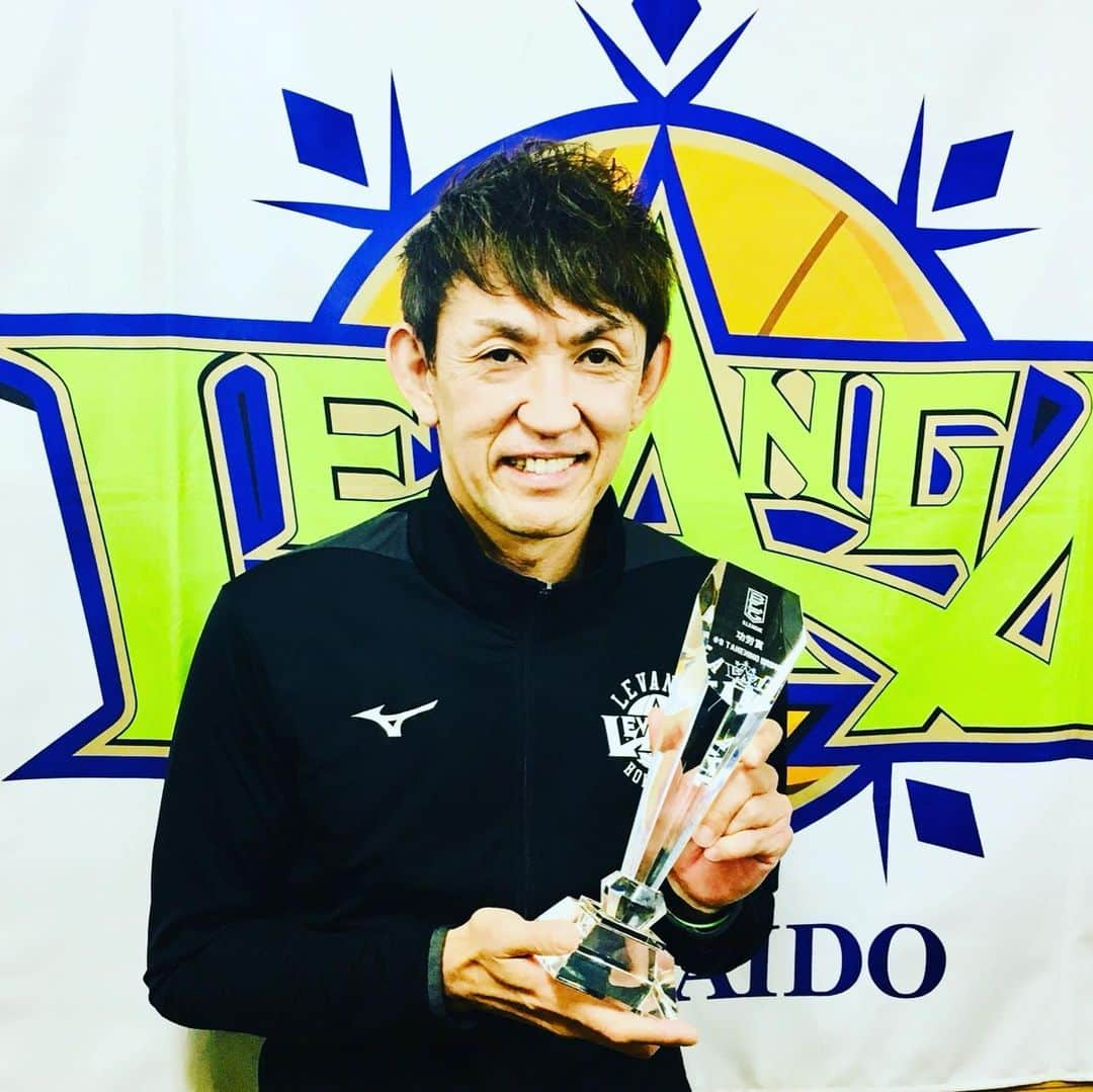 折茂武彦さんのインスタグラム写真 - (折茂武彦Instagram)「B.LEAGUE AWARD SHOW 2019-20🏀  功労賞🏆  名誉ある賞を頂き本当にありがとうございました😊 . #Bリーグ #アワード #レバンガ北海道 #折茂武彦」5月8日 23時36分 - takehiko_orimo