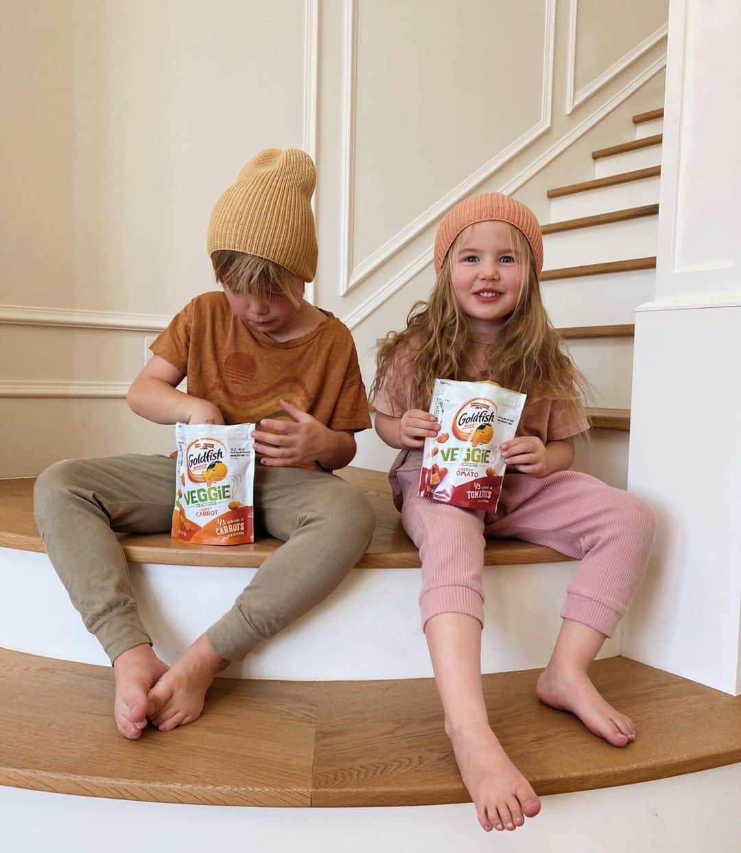 Amber Fillerup Clarkさんのインスタグラム写真 - (Amber Fillerup ClarkInstagram)「We love @GoldfishSmiles and they just launched their new #GoldfishVeggieCrackers in two flavors, Cheesy Tomato and Sweet Carrot, which my kids (and myself) love! #ad They have 1/3 serving of veggies 🍅🥕 and are so yummy! 😋 #GoldfishAmbassador」5月8日 23時39分 - amberfillerup