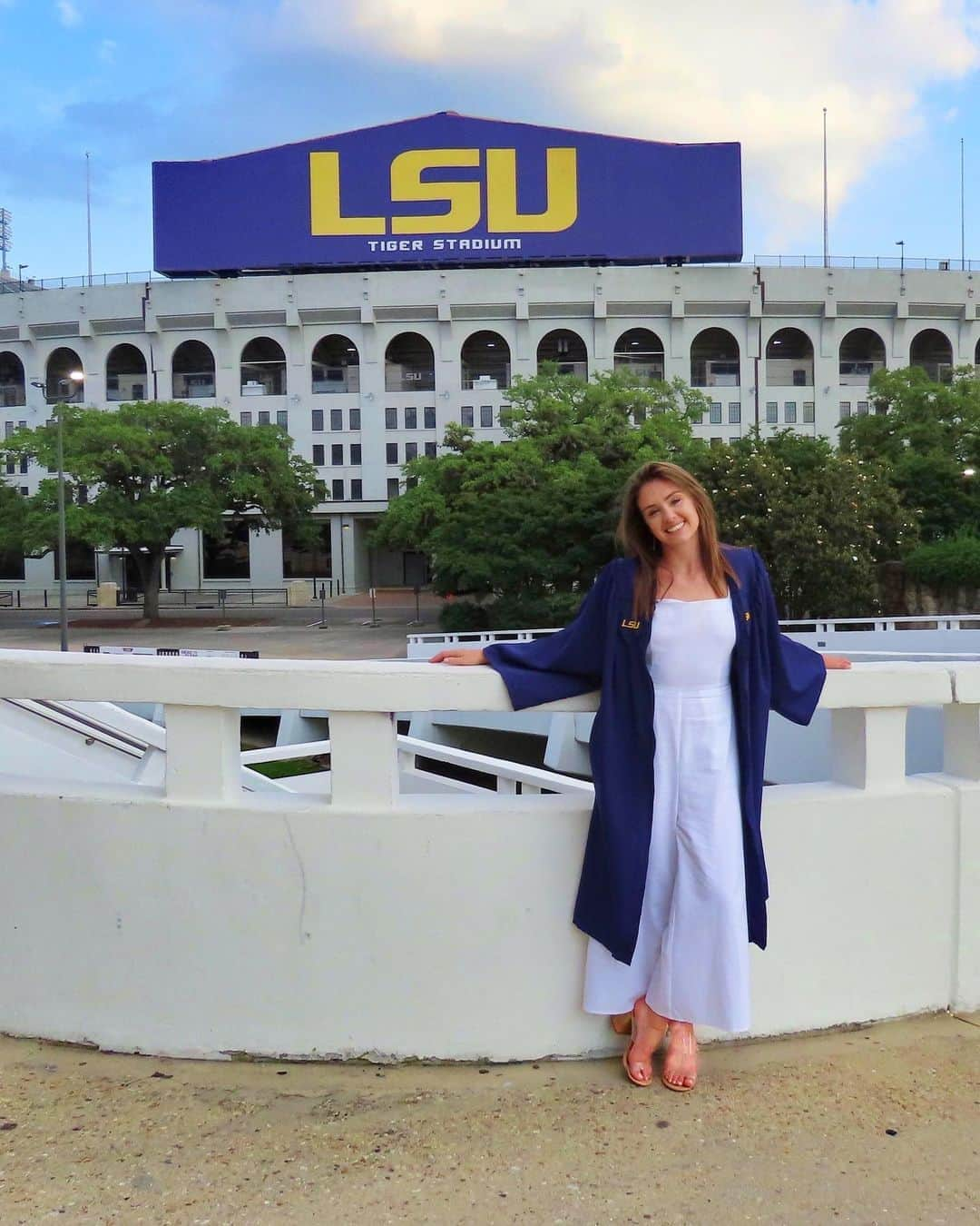 ルビー・ハロルドのインスタグラム：「It’s now one degree hotter out here 🔥👩🏻‍🎓」