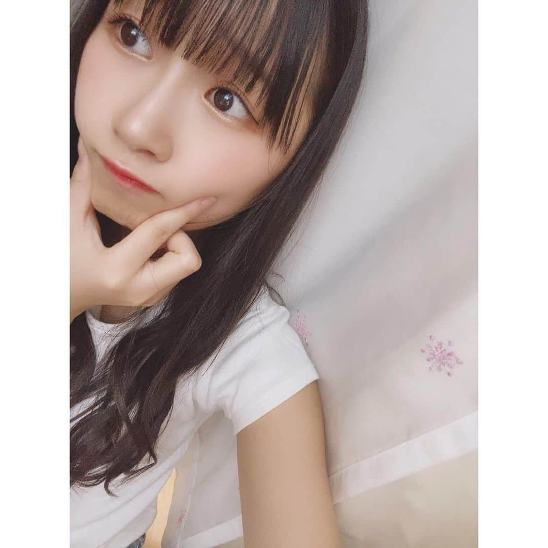 松本愛花さんのインスタグラム写真 - (松本愛花Instagram)「🥰﻿ みなさま、毎日おつかれさまです。﻿ ﻿ 最近チークを塗るのにハマりました。﻿ リップの色が明るめの方が好きになってから﻿ チークも塗ってしまうと濃くなってしまうかなって﻿ チークはやめてたけど、塗ってみると﻿ やはりかわいいなぁ。という独り言😚笑﻿ ﻿ メイクって楽しいなぁ、だってチーク1つで﻿ 顔の印象変わるもん…！😴﻿ ﻿ #チーク﻿ #3CE﻿ #スリーシーイー﻿ #すりーしーいー﻿ #メイクアップ﻿ #メイク﻿ #リップ﻿ #グロス﻿ #女の子﻿ #ヘアアレンジ﻿ 最近ほんまに #巻き髪 #ハマってる なうです #ストレートヘア﻿ #ロングヘア﻿ #アイドル #スパガ #松本愛花」5月8日 23時51分 - aika_matsumoto.official