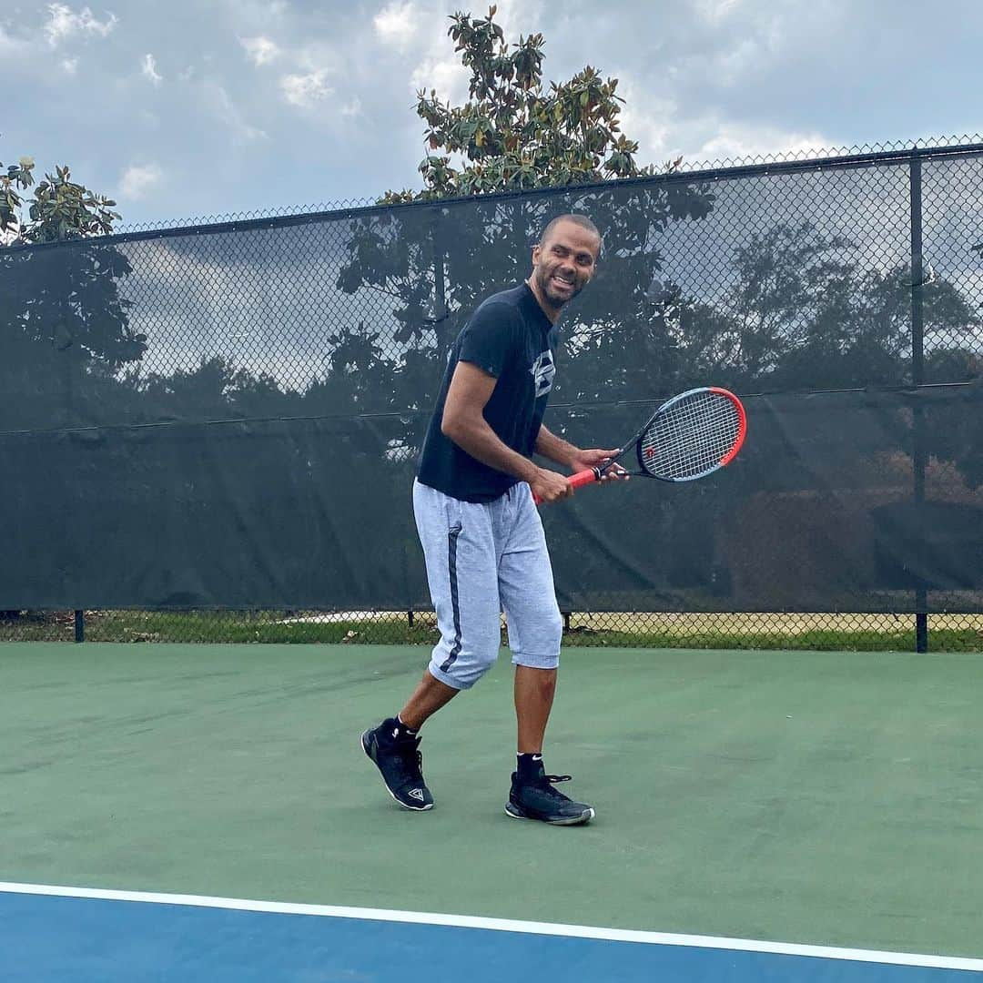 トニー・パーカーさんのインスタグラム写真 - (トニー・パーカーInstagram)「🇺🇸Improving my tennis game! 🇫🇷Entraînement intensif avant de pouvoir jouer contre vous @iamgaelmonfils @tsongaofficiel @carogarcia @alizelim 💪🏼 • • • #tennis #player #tennislife #court #federer #goat #rollandgarros #ball #tennispro #tenniscoach #tennistime #improvingdaily」5月8日 23時56分 - _tonyparker09