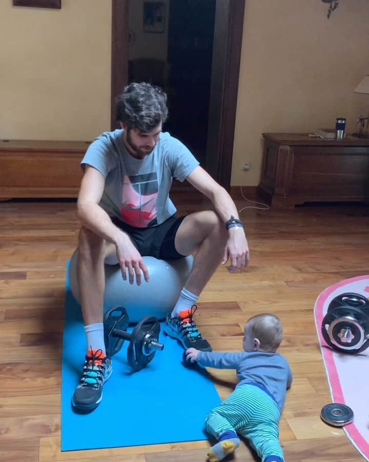 のインスタグラム：「Me and my sweet fitness coach on quarantine 24/7 💪🏻😊🔝 ⠀  Я и мой любимый фитнес-тренер на карантине 24/7 💪🏻😊🔝」