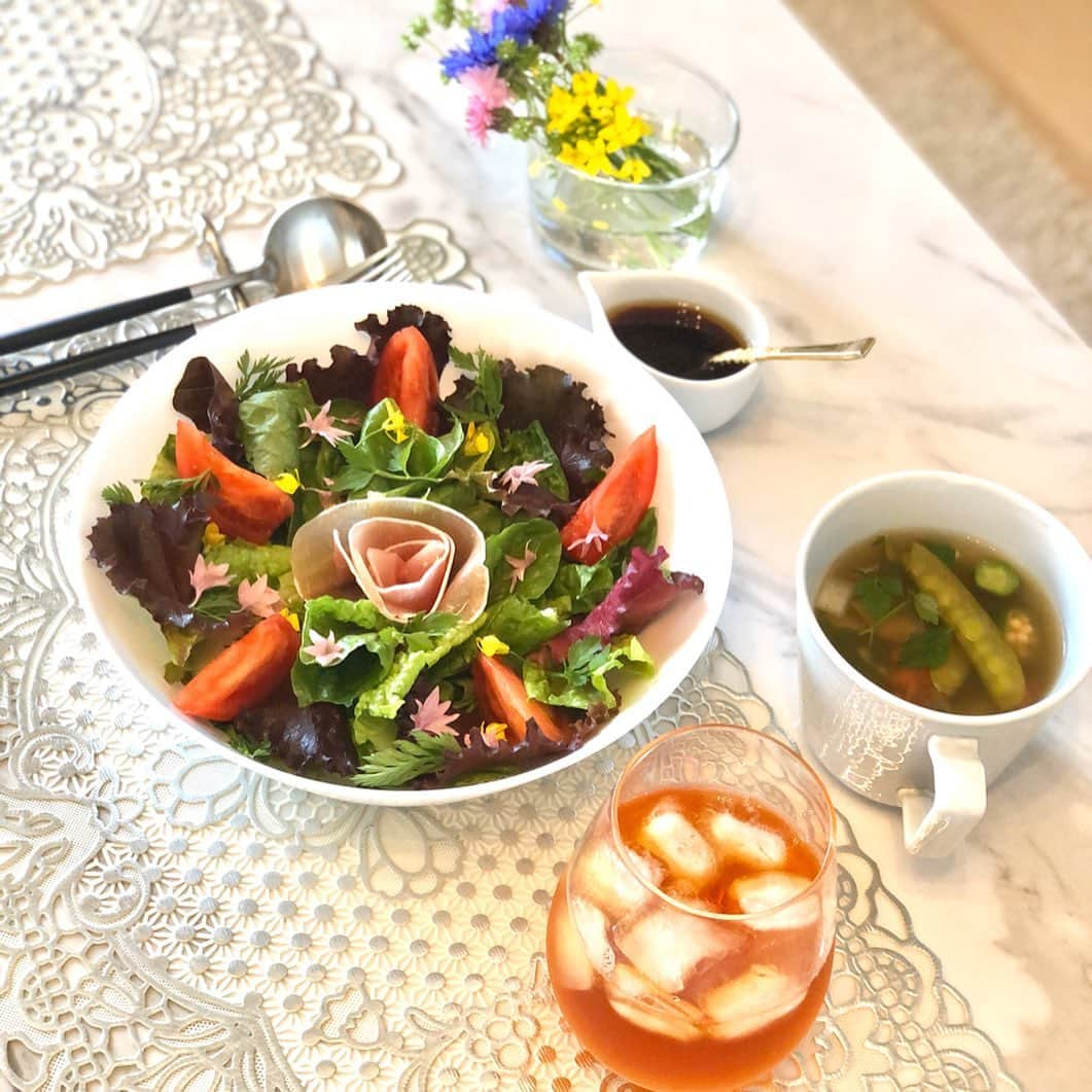 鈴木絢子さんのインスタグラム写真 - (鈴木絢子Instagram)「・ ・ 【stayhome食】 自炊な毎日を楽しむために✊ ・ 気分だけでも#ホテル朝食 風🥞✨ ランチは#カフェ風 に☕️ ・ 今日はスーパーフード協会代表理事から、 #オーガニック野菜 の#コロナ見舞い が届きました📦✨ ・ #兵庫県産 原種・有機野菜を扱う#チヨちゃんの野菜 🥕 珍しい野草や貴重な葉物野菜が大量に😆 ・ いつものサラダやスープでも、 #食用花 を飾れば華やかに見えるもの🌼 料理が楽しくなりますね🤗 ・ この機会に、大好きなさつまいもレシピも ストックトック増やしておこうと思います✊ ・ ・ ・ #stayhome食 #おうちごはん #おうち時間 #朝ごはん #ブランチ #ホテル風 #カフェ風 #さつまいもオブジェ #スーパーフード #スーパーフードマイスター #オーガニック #原種野菜 #有機野菜 #ナチュラル #野菜好き #映え #さつまいも #サラダランチ #自炊 #自粛 #superfoods #branch #🍠 #🥗」5月8日 23時58分 - ayako_suzuki810