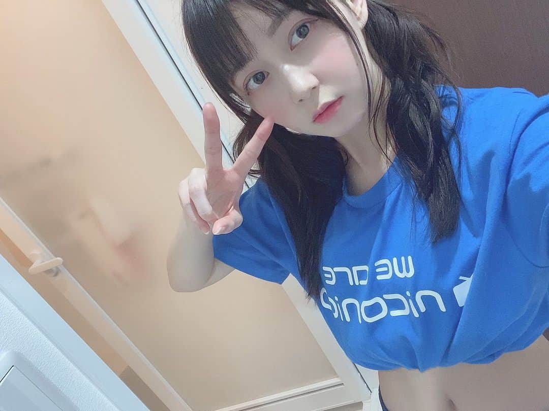 金久保マユ（ぼんぼん）のインスタグラム：「YouTube更新しました！ 前回やった筋トレを、皆で出来る様に3セット分やってみました💪 . . お腹、割れたらいいなあ🤤 1ヶ月で割れるかどうかやってみます！皆んなも一緒にやろーー😭 . . . 頑張ります💪笑 . . 最後に水着きたの中2だから、10年ぶりくらいにお腹出した。笑 . . . . . . . #お腹#腹筋#筋トレ#簡単#毎日#トレーニング#筋肉#腹筋割る#美意識向上#かわいくなりたい#おうち時間#おうちで過ごそう#おうち時間を楽しむ#お部屋#おなか#おなかやせ#ツインテール#かわいくなりたい#きょコ#メイク#stayhome #home#room#training#followme#love#twintail#animegirl#YouTube」