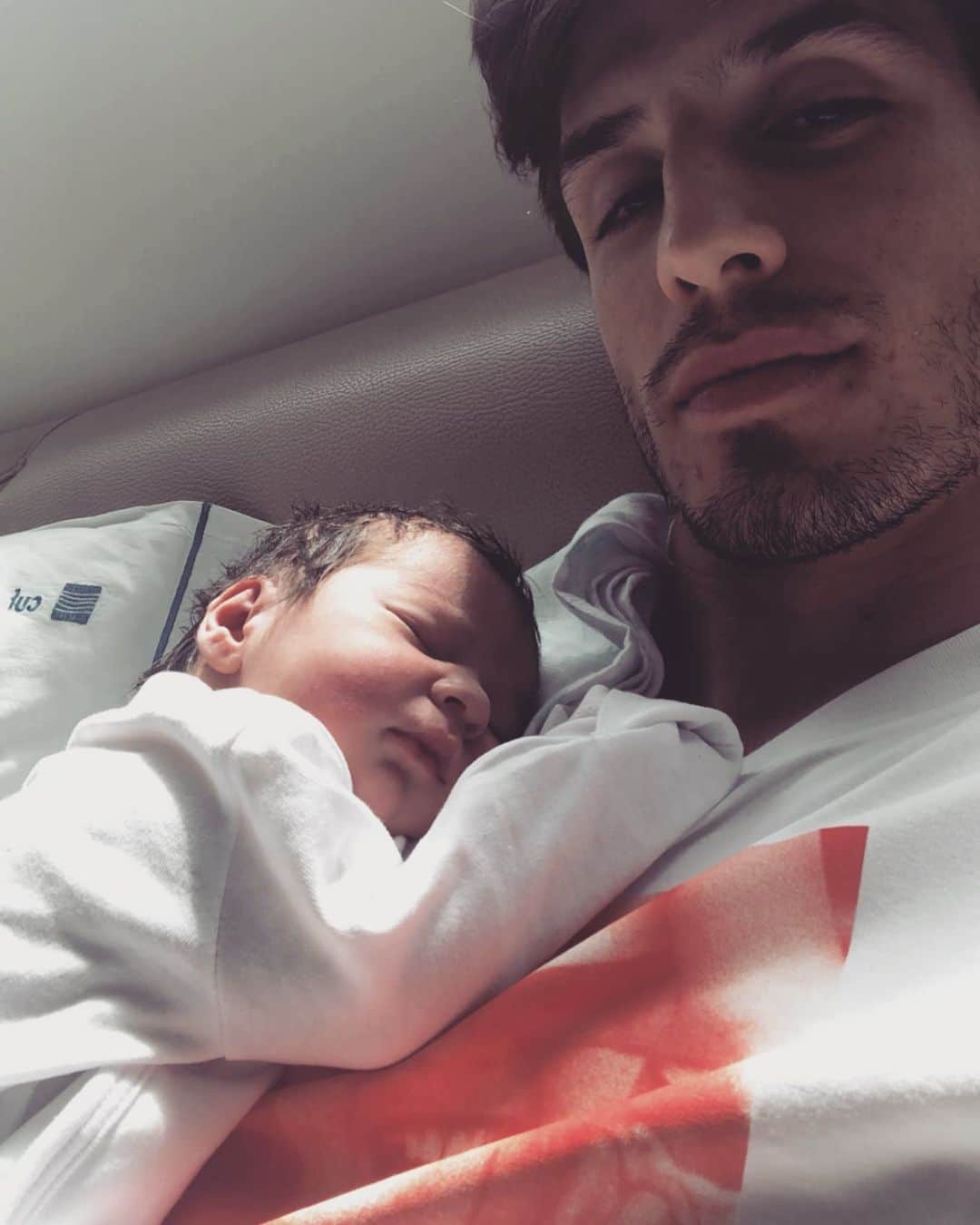 グスタヴォ・ルーカス・ドミンゲス・ピアソンのインスタグラム：「Last night 9:08pm God and mamusia @ela.kawalec gave me the greatest gift one can get in this world. Less than 24h shared with you and all I want to do is cuddle love and protect you little man. You have all our love. Today and till the end of our lives. Welcome to the world my Roman ❤️🙌🏼」