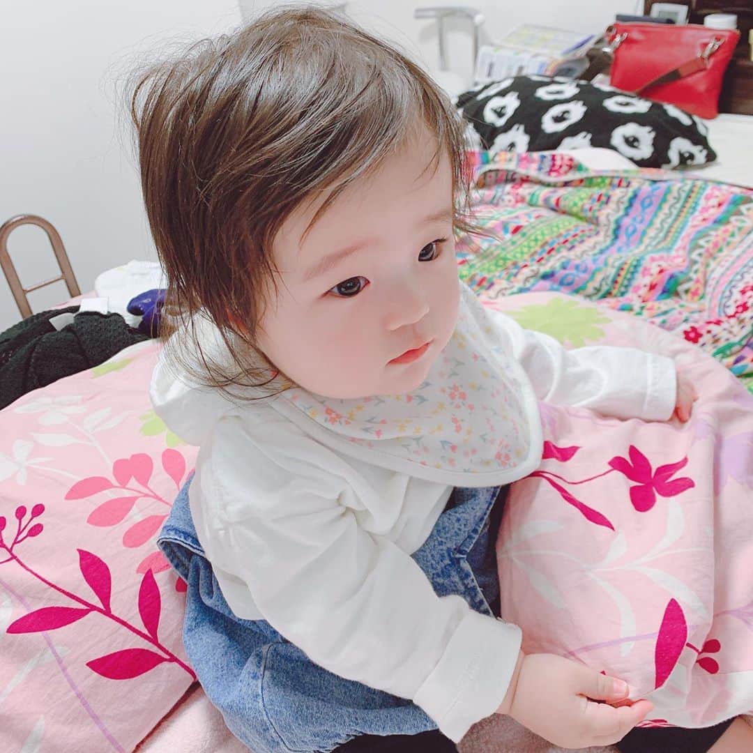 しほの涼のインスタグラム：「娘さん、10カ月になりました💕 🌟支えると立っちが上手に出来る 🌟離乳食は、まだ二回のモグモグ期 🌟8:30に寝て6時に起きる 🌟夜間授乳あったり、なかったり 🌟トマト🍅を克服する 🌟フルーツ🍌を少し食べられる 🌟ヨーグルト大嫌い 🌟おかあさんといっしょが大好き 🌟ミルクは180-200ml🍼 🌟ティッシュを出すイタズラを覚える 🌟ルンバのスイッチを入れたくせに、怖くて泣いて逃げ出す  そんな今の娘さんでした。 10カ月間、健康でいてくれてありがとう😣 毎日あなたがいると楽しくて、笑わせてもらってます😌😌💕 #生後10ヶ月 #生後306日#生後10カ月女の子 #赤ちゃん#女の子赤ちゃん#女の子ベビー #女の子コーデ#ベビーコーデ」