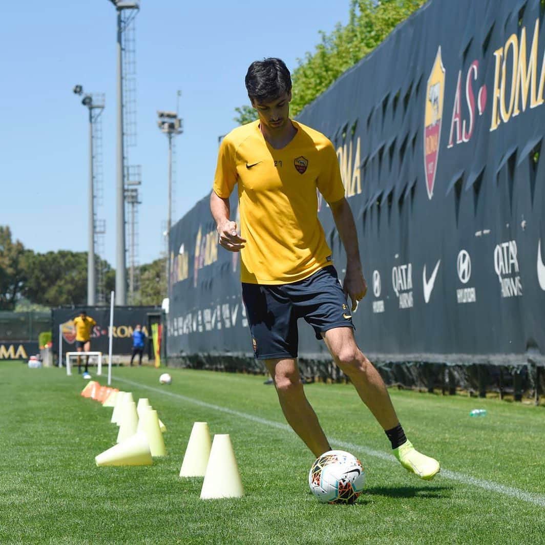 ハビエル・パストーレのインスタグラム：「Entrenamiento con ⚽️ 😍」