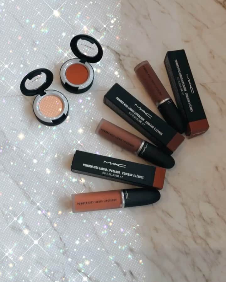 谷口紗耶香のインスタグラム：「@maccosmeticsjapan  言ってた新しくMACのシリーズ♡ #powderkissliquidlipcolour  #powderkisseyeshadow 🎨 ・ まさに　パウダーがかった質感で、 lipは　塗ったらすぐ ✨海外セレブとか海外のインスタグラマーみたいな　外人さんクチビルになれる🤍🤍 マットだけどクリーミーで すごくつけ心地もgood. #maccosmetics #cosme#newme#newitem」