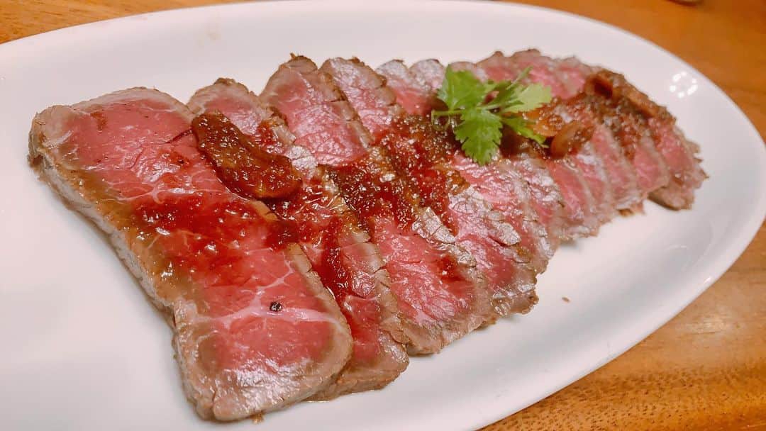 金子貴俊のインスタグラム：「一日漬け込んだ、自家製ローストビーフが超絶うまくて感動。 これまでで一番の出来だったなー。タレ最高だし、パーフェクト！これを安定のパフォーマンスにしなければ。 #ローストビーフ#金子貴俊#金子家ごはん #takatoshikaneko #beef#roastbeef#パパごはん #パパご飯 #たかパパご飯」